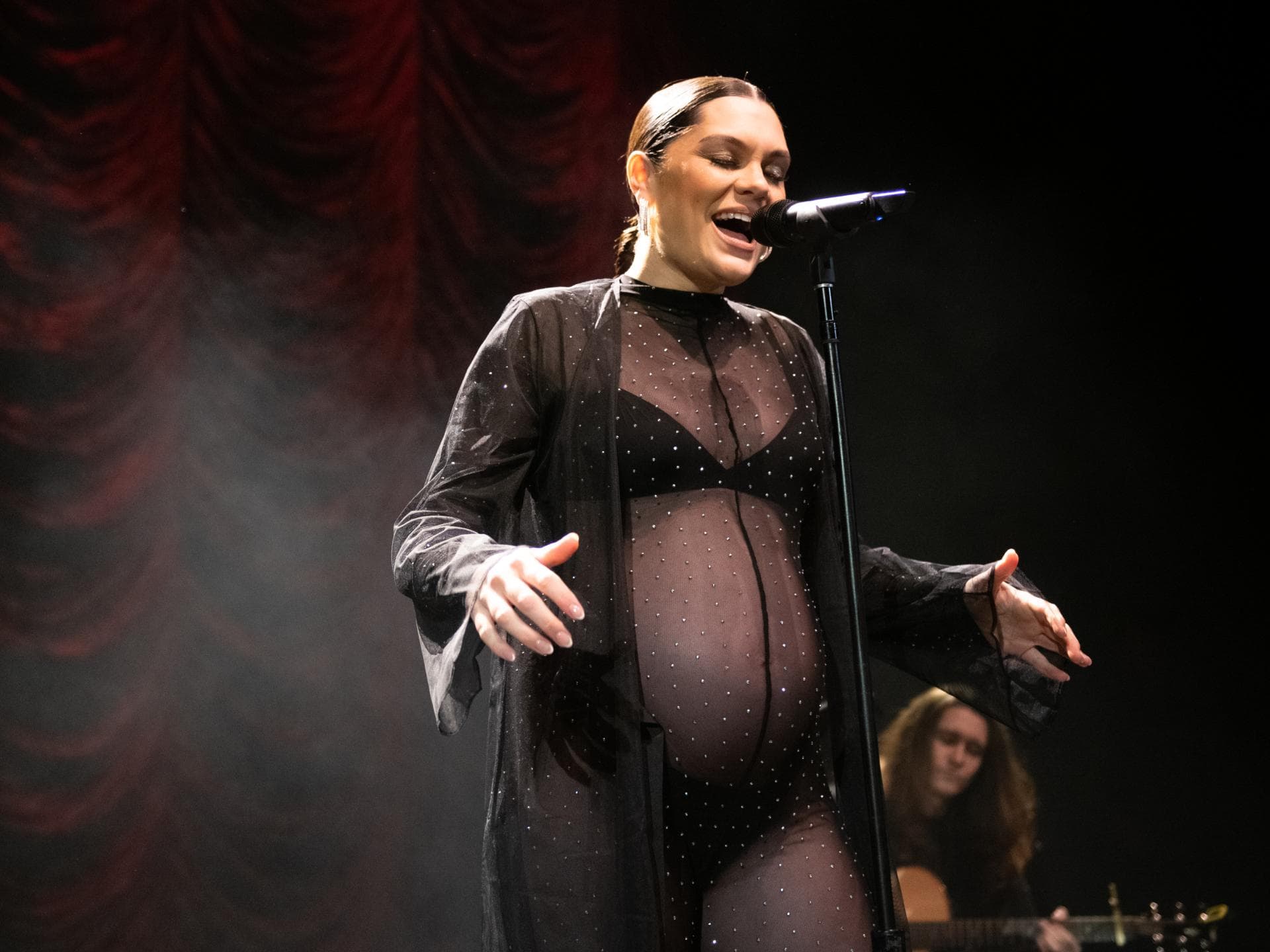 In einem funkelnden Outfit und hochschwanger performt Jessie J ihr Lied "Flashlight". Die Sängerin Jessie J performt auf der Bühne.