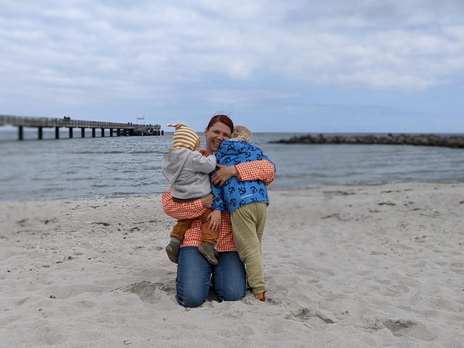 Janin mit ihren beiden Kindern am Strand. Janin mit ihren beiden Kindern am Strand.