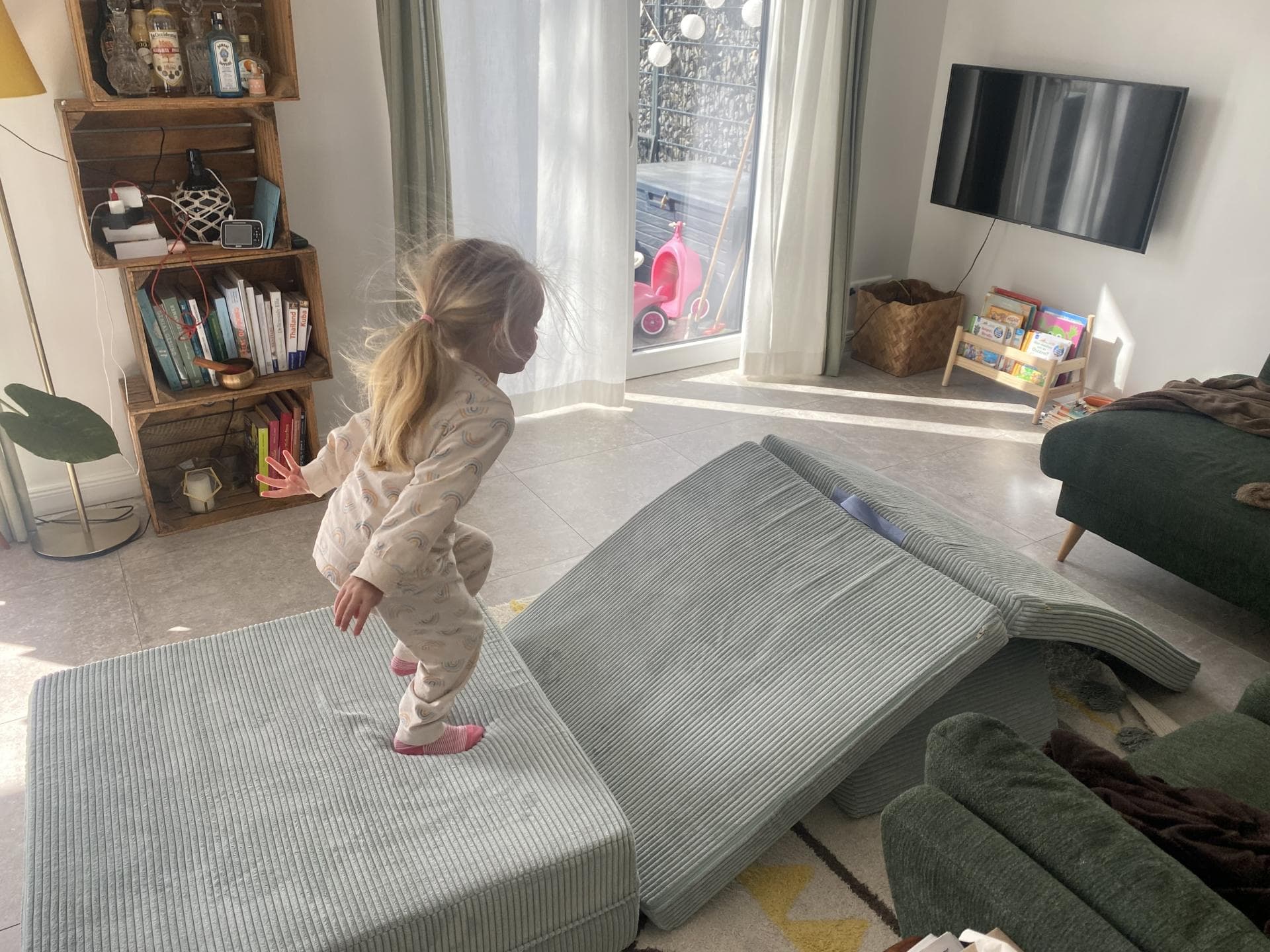 Kind hüpft auf einem Spielsofa Kind hüpft auf einem Spielsofa