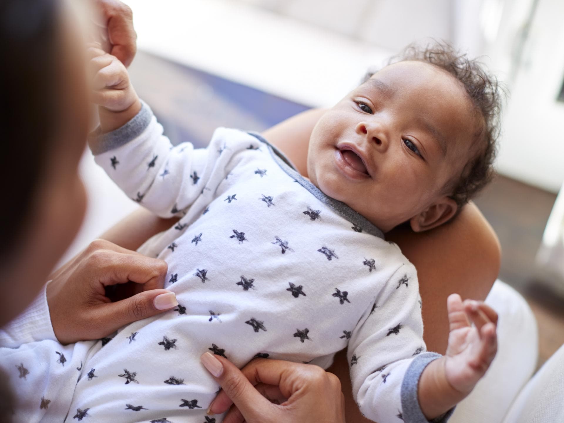 Von Paul bis Pit: In unserem Artikel findet ihr schöne Jungennamen mit P. Ein Baby lacht seine Mama an.