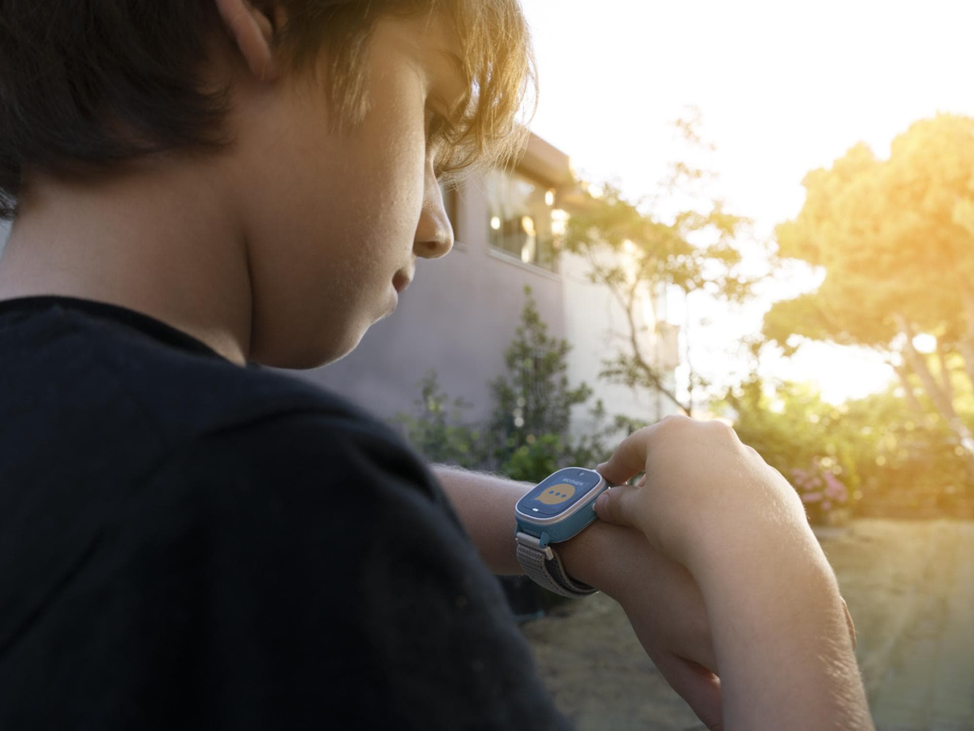 Junge ruft seine Mutter auf seiner Smartwatch an. Junge ruft seine Mutter auf seiner Smartwatch an.