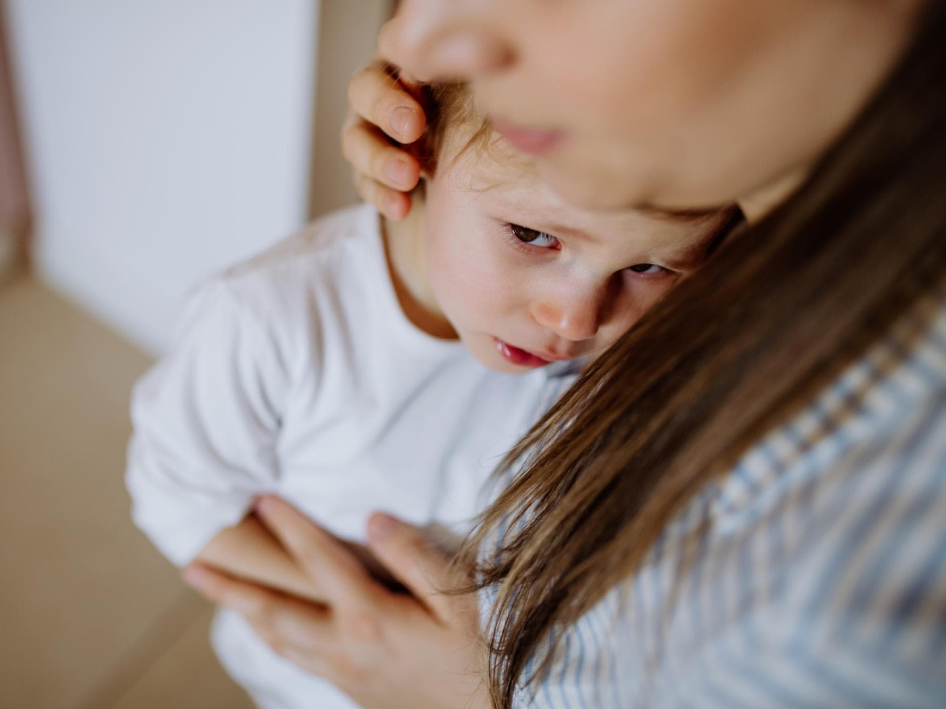 Junge weint beim Abschied von seiner Mutter.