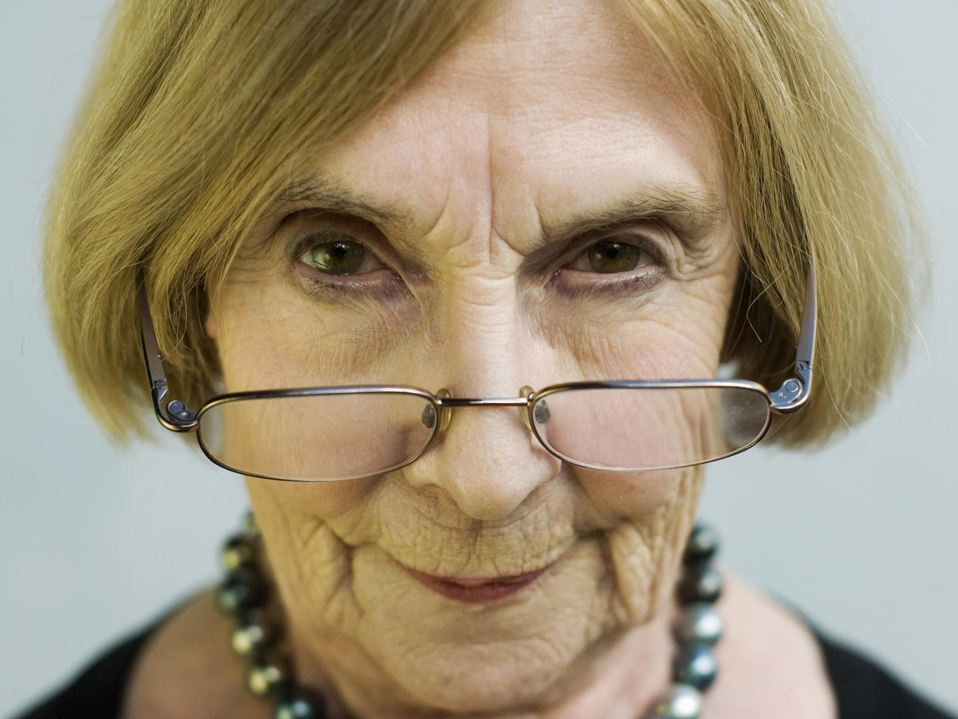 Oma mit Brille schaut streng. Oma mit Brille schaut streng.