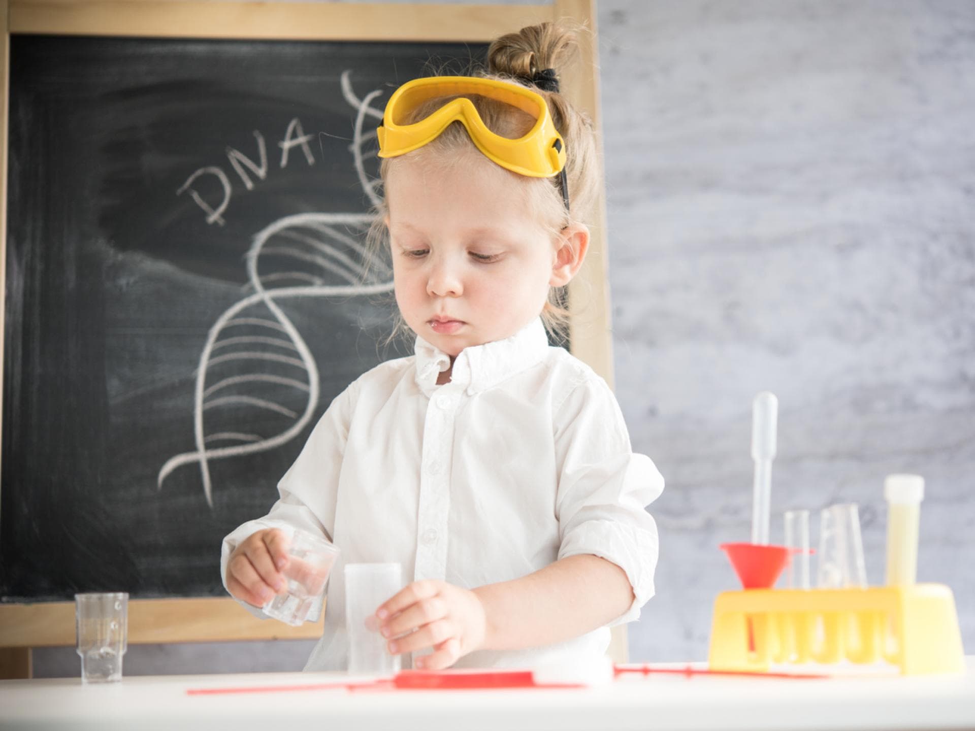 Kleines Mädchen experimentiert im Kinder-Chemie-Labor