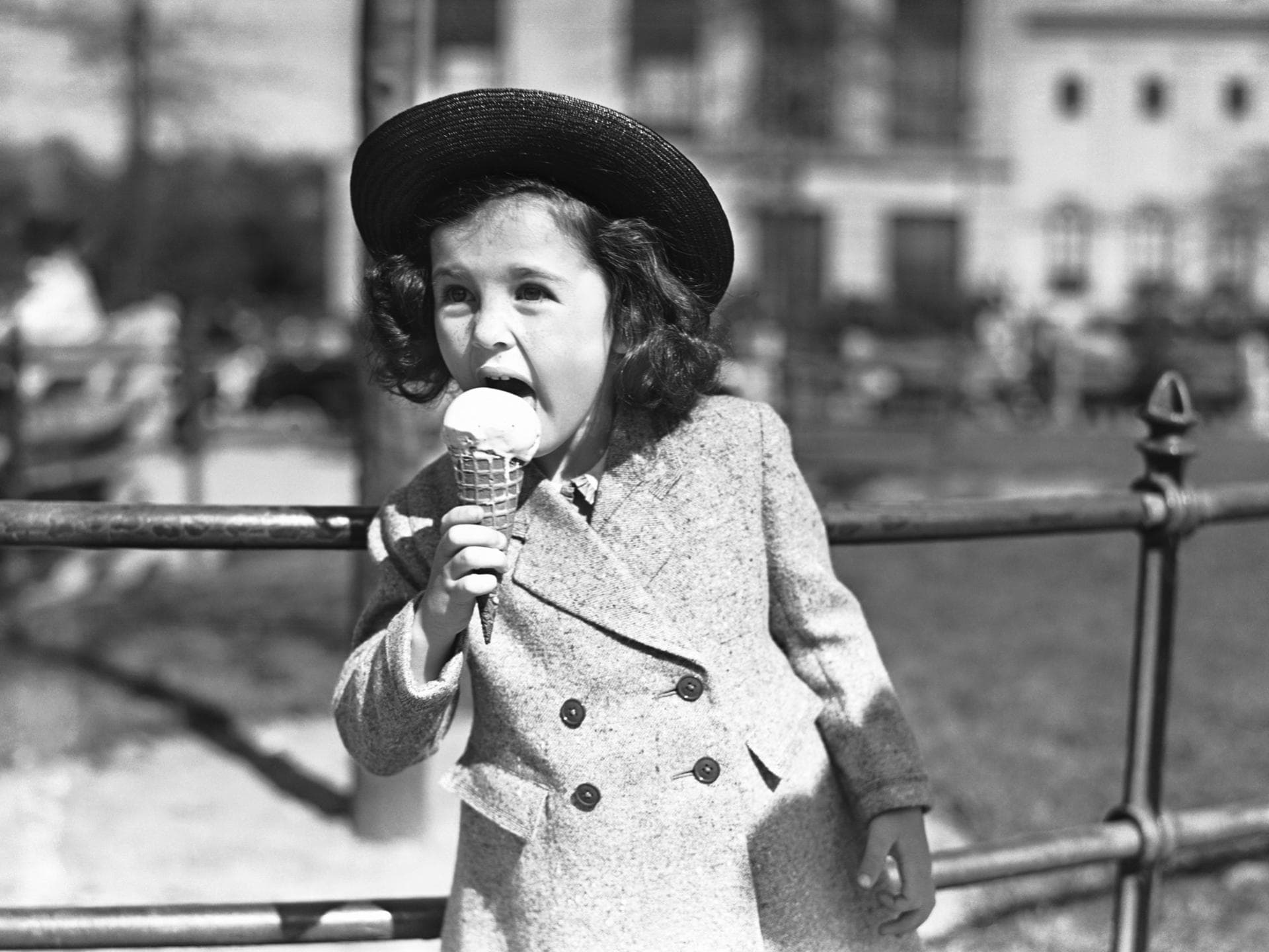 Ein Mädchen leckt an einem Eis Ein Mädchen leckt an einem Eis