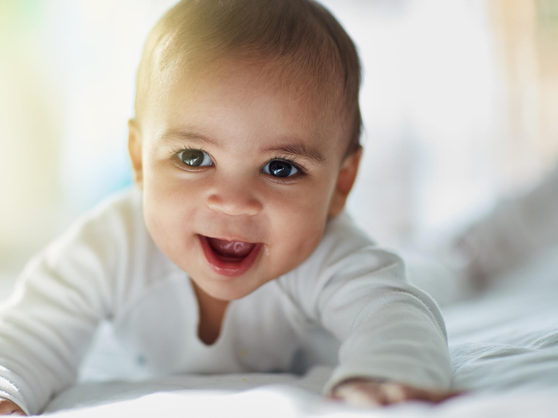 Ein Baby lacht.