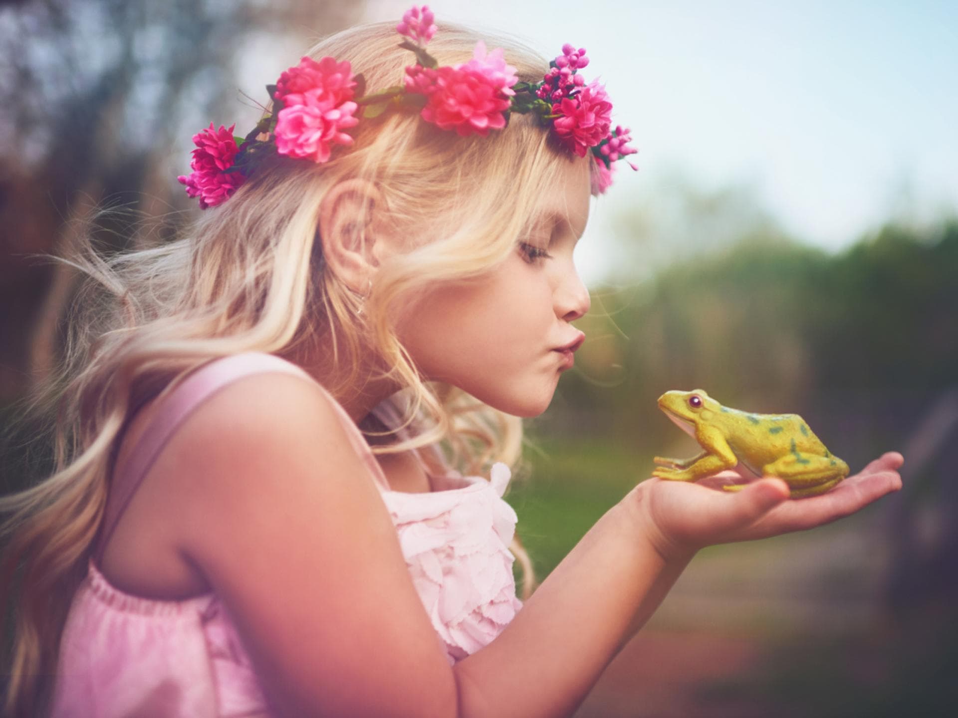 Kleines Mädchen küsst einen Frosch. Kleines Mädchen küsst einen Frosch.