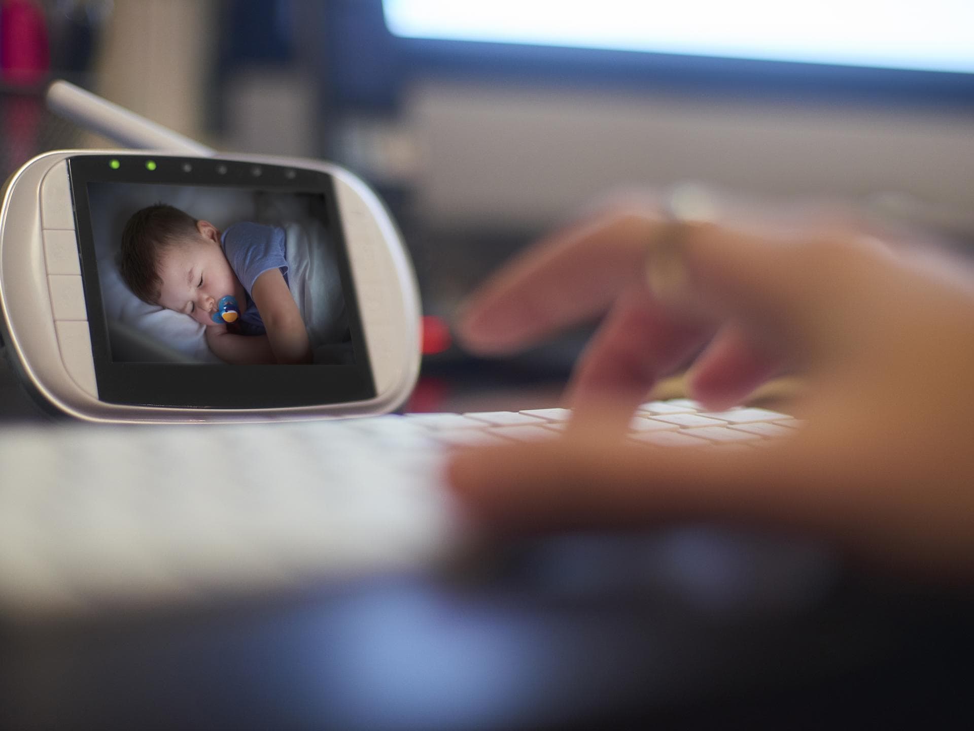 Schläft er wirklich? Eine Babyphone-App liefert Eltern Sicherheit. Schlafendes Baby in der Babycam