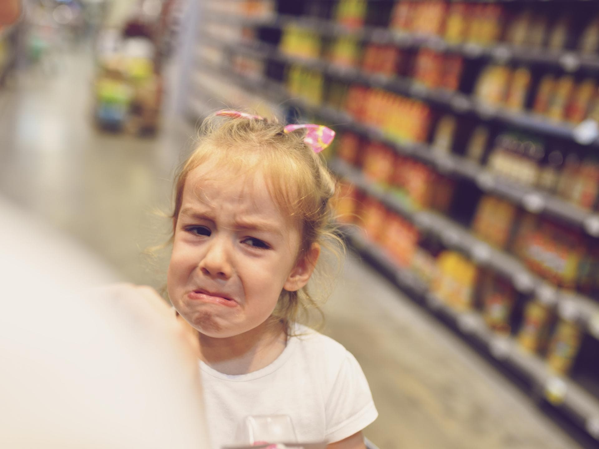 Kleines Mädchen hat Trotzanfall im Supermarkt Kleines Mädchen hat Trotzanfall im Supermarkt