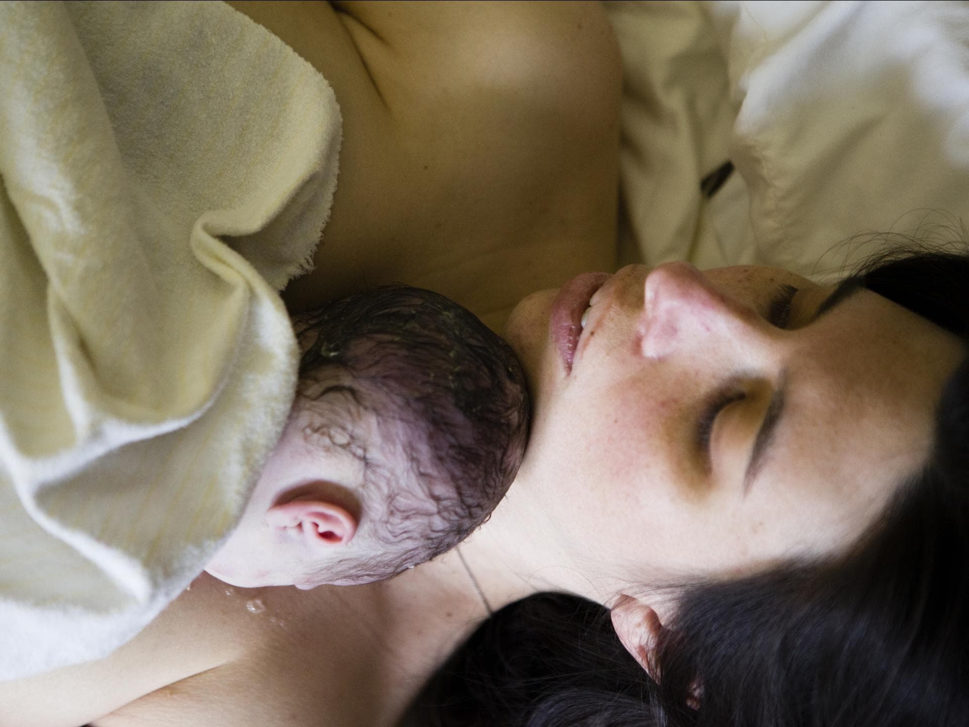 Mutter mit neugeborenem Säugling Mutter mit neugeborenem Säugling