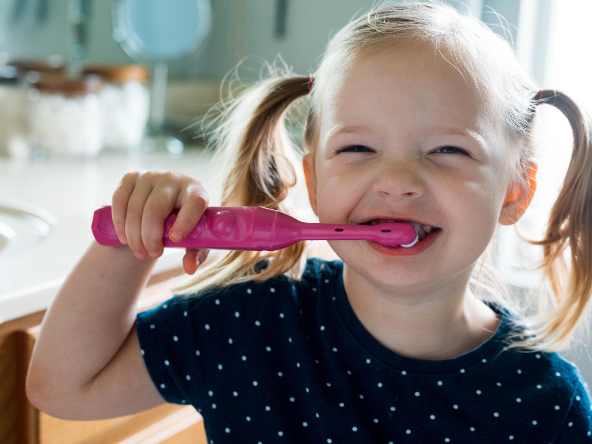 Mädchen mit elektrischer Kinderzahnbürste