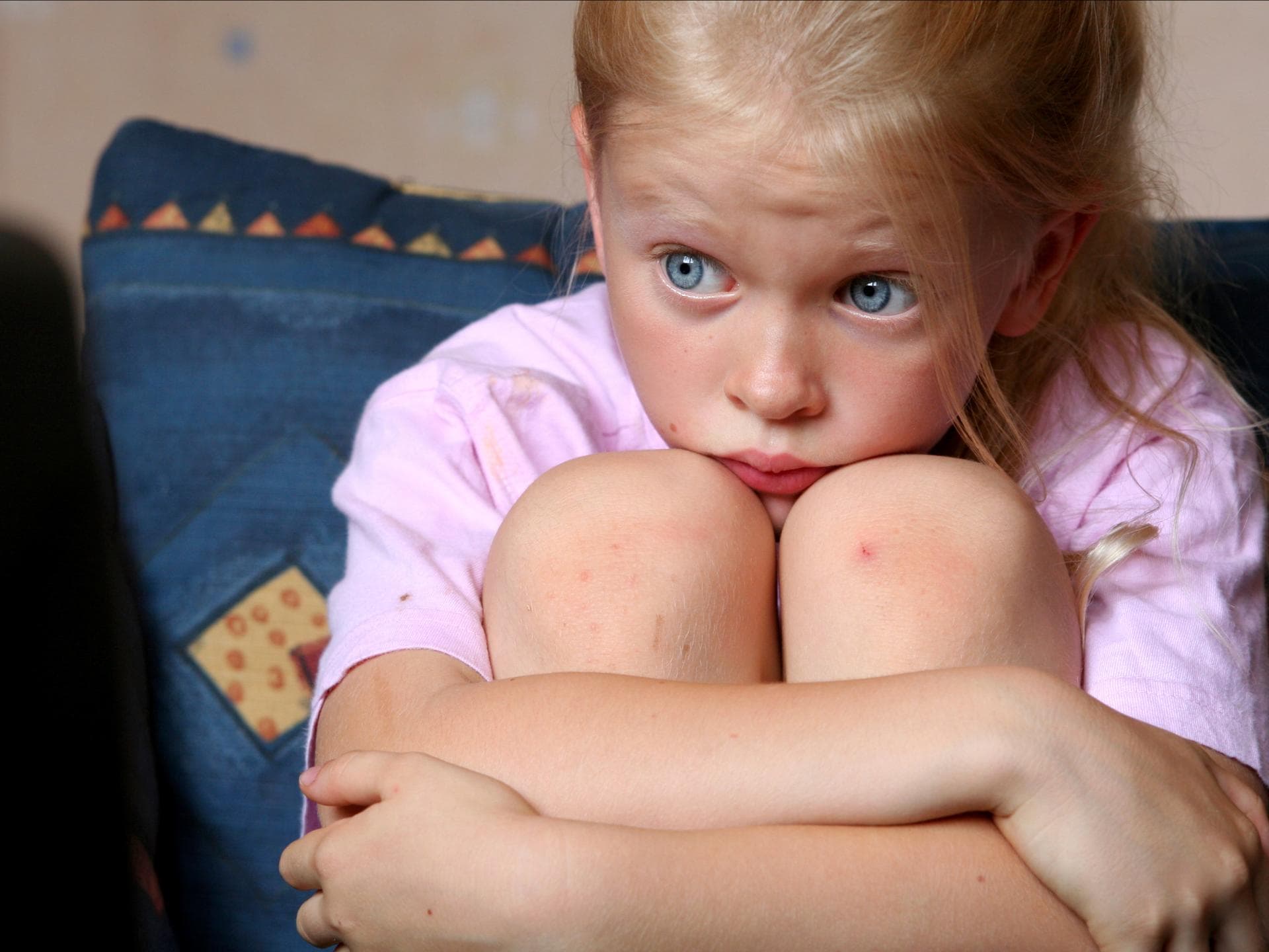 Eltern können die Gefühle ihrer Kinder auf verschiedene Weisen verletzen. Trauriges Mädchen.