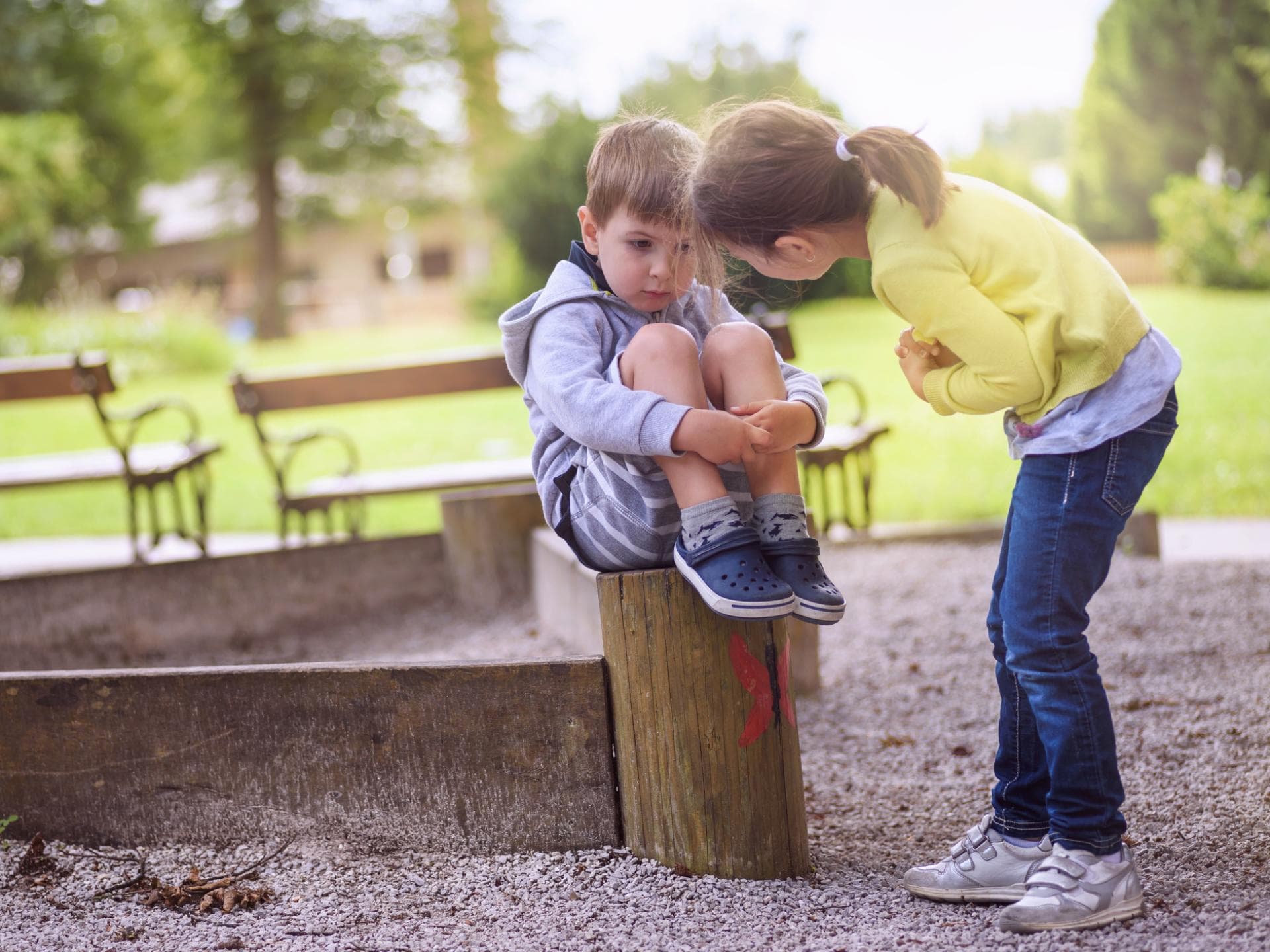 Ein Mädchen tröstet einen Jungen. Mädchen tröstet Jungen.