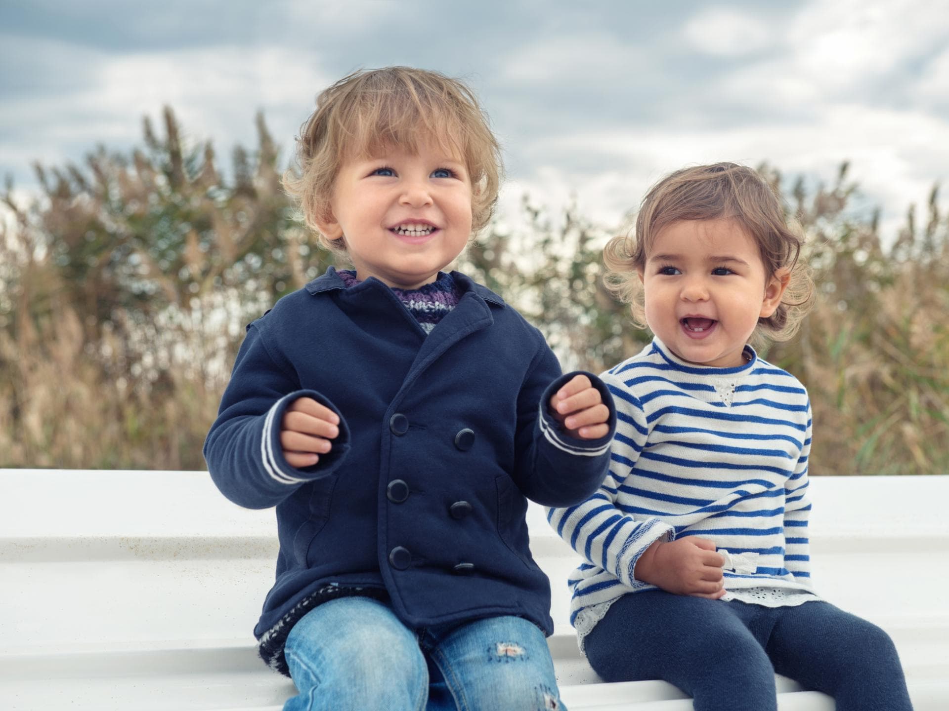 Zwei Kinder freuen sich.