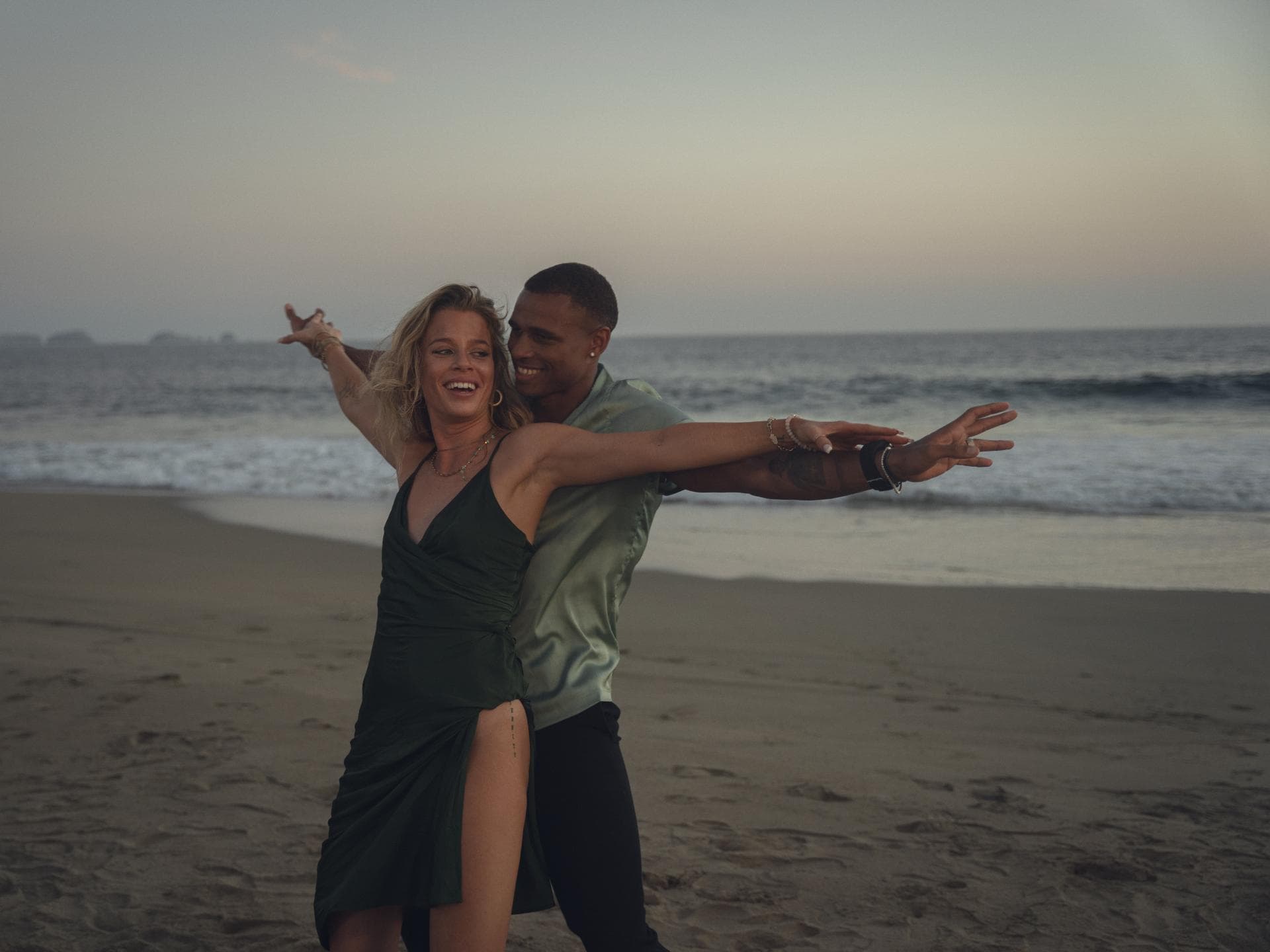 Das Paar Kevin Nije und Emely Hüffer aus "Too Hot To handle Germany" glücklich am Strand Das Paar Kevin Nije und Emely Hüffer aus "Too Hot To handle Germany" glücklich am Strand