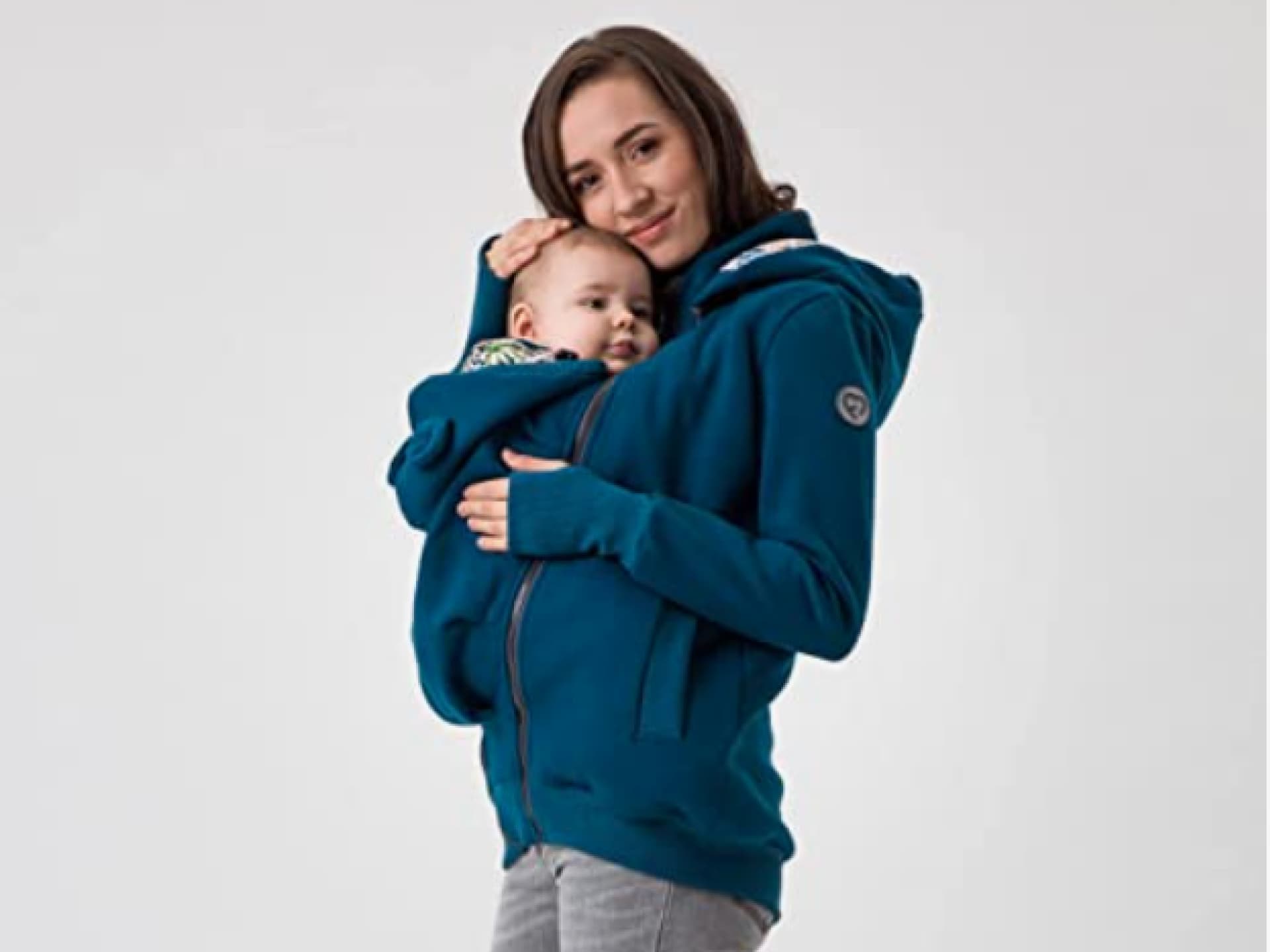 Mama mit Baby in Tragejacke von FUN2BEMUM