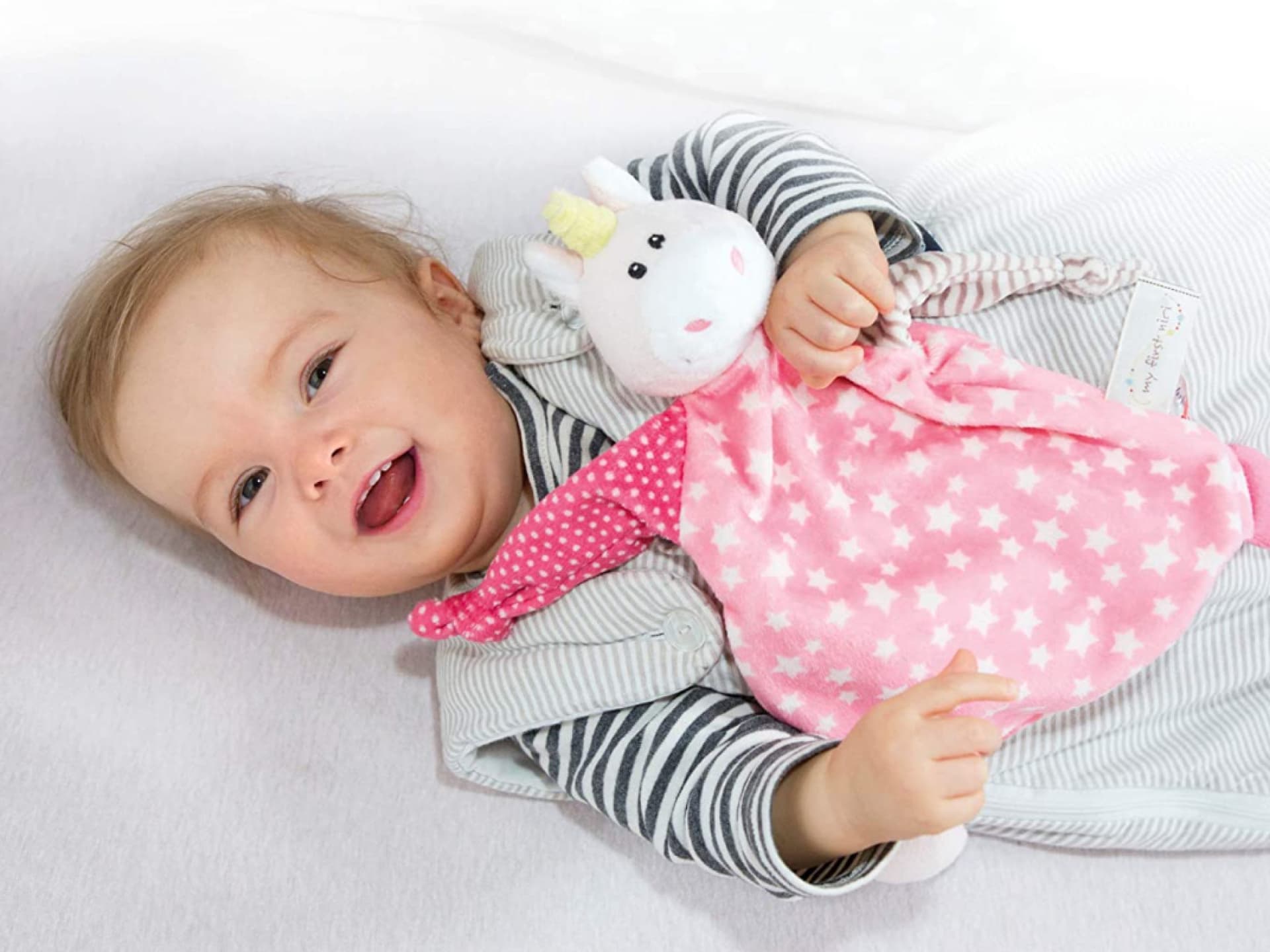 Baby mit Kuscheltier von NICI Baby mit Kuscheltier von NICI