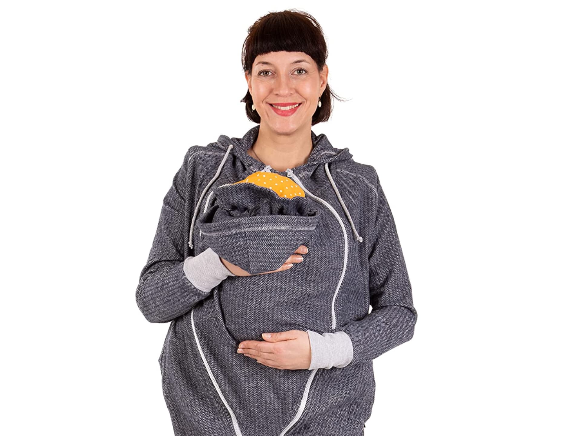 Mama trägt ihr Baby in der 3-in-1-Tragejacke von Viva la Mama.