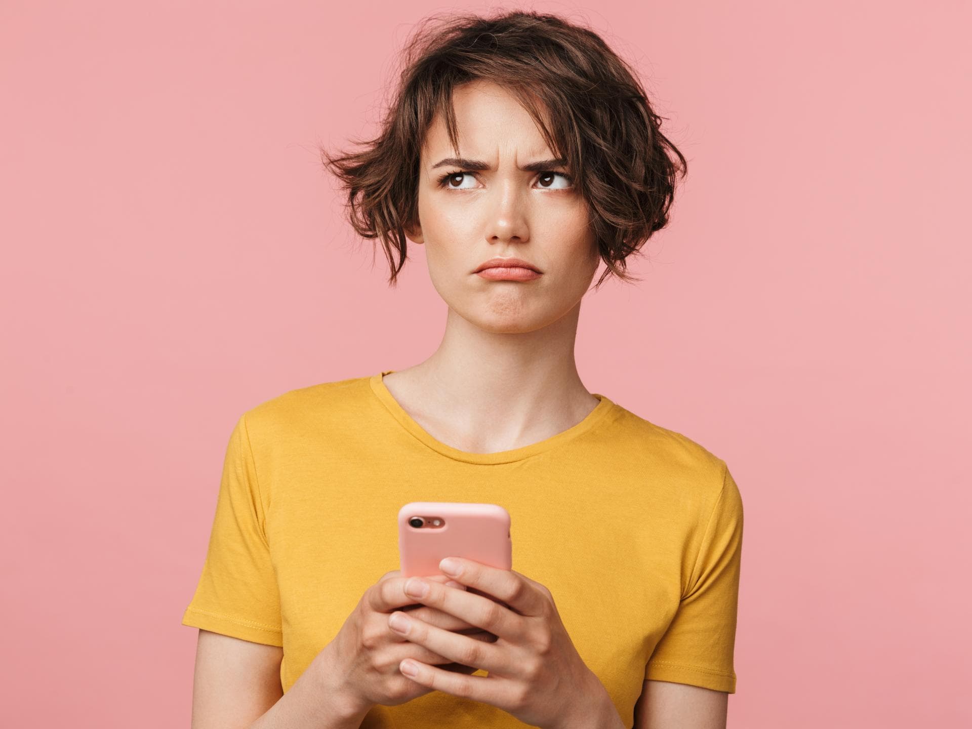Mutter schaut genervt auf ihr Handy