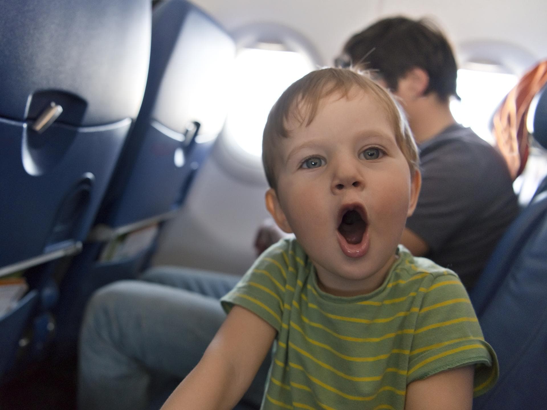 Kind ruft im Flugzeug.
