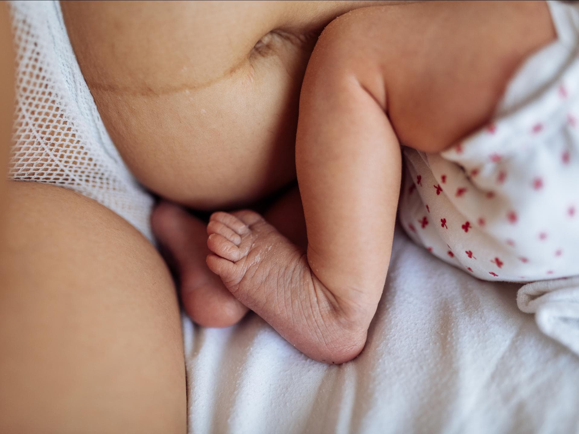 Bauch einer Mutter nach der Geburt mit Baby 