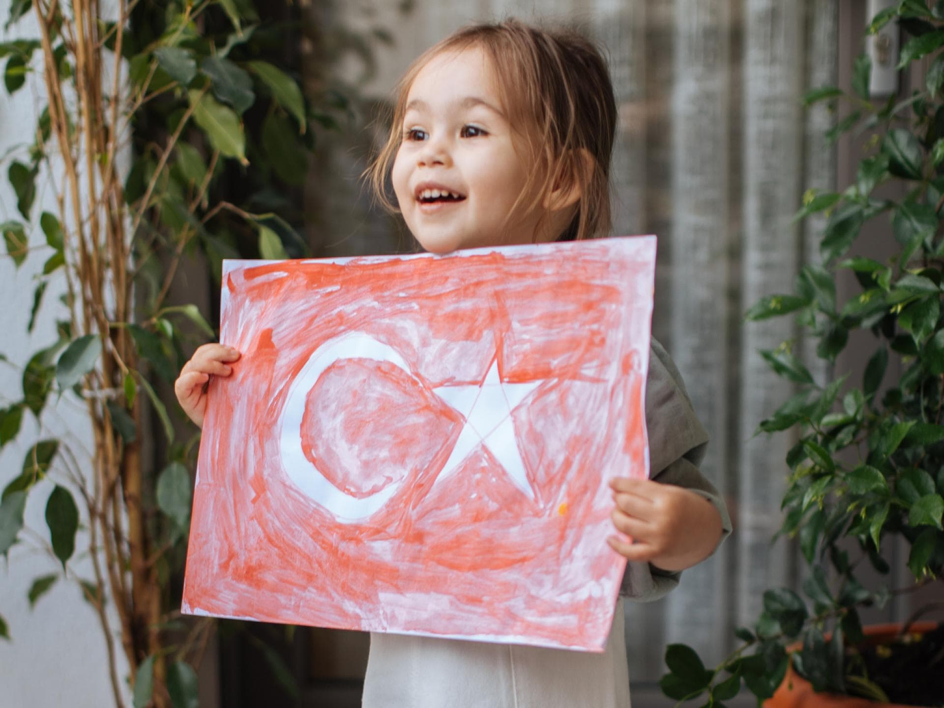 Schöne türkische Mädchennamen Mädchen mit gemalter türkischer Flagge.