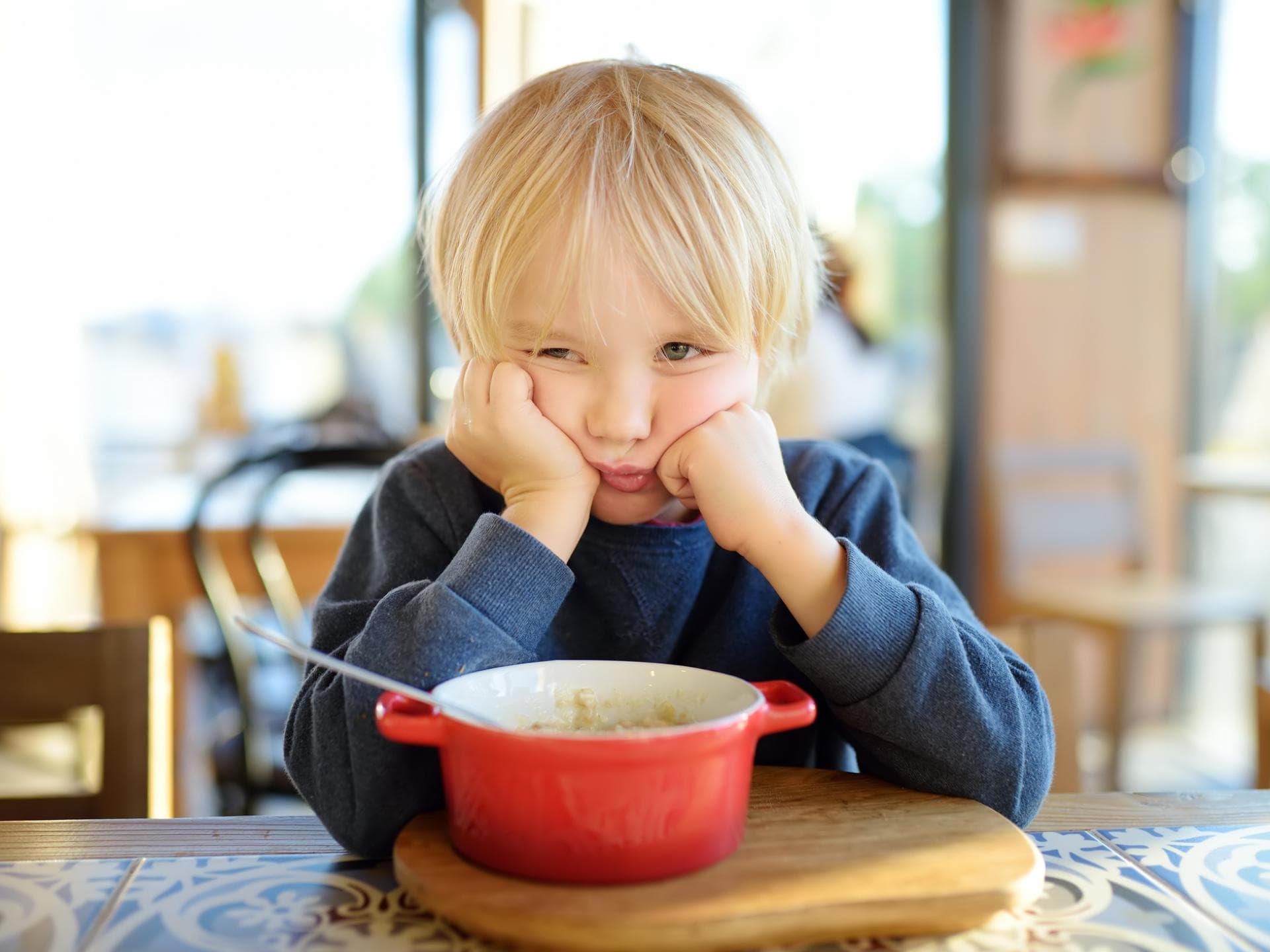Picky Eater: Kleine wählerische Esser Kind mag Essen nicht.