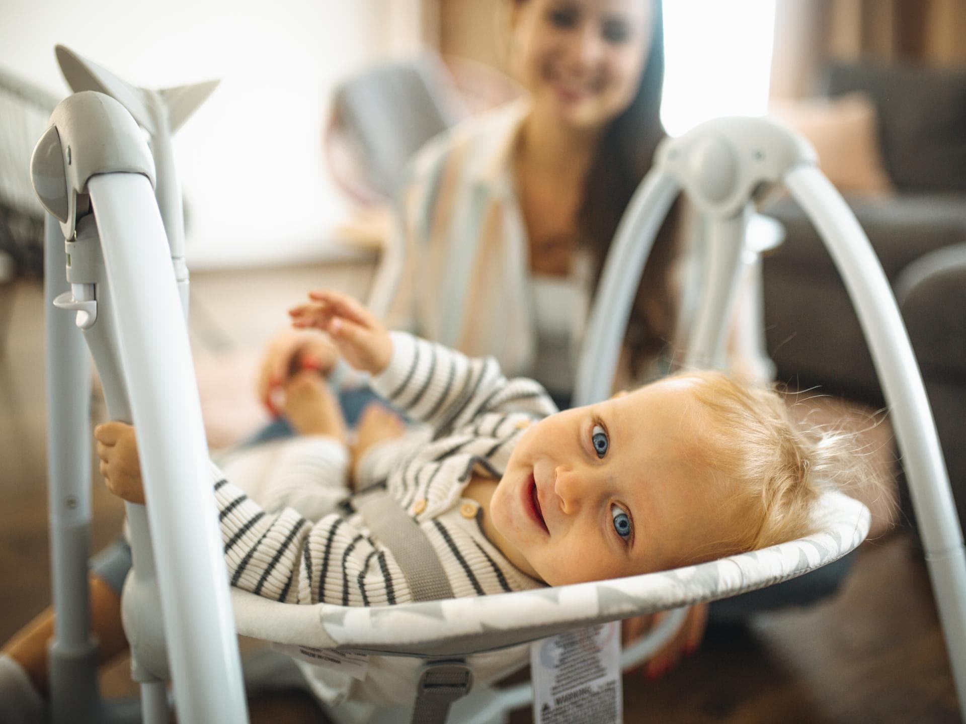 Lachendes Baby in der Wippe. Lachendes Baby in der Wippe.