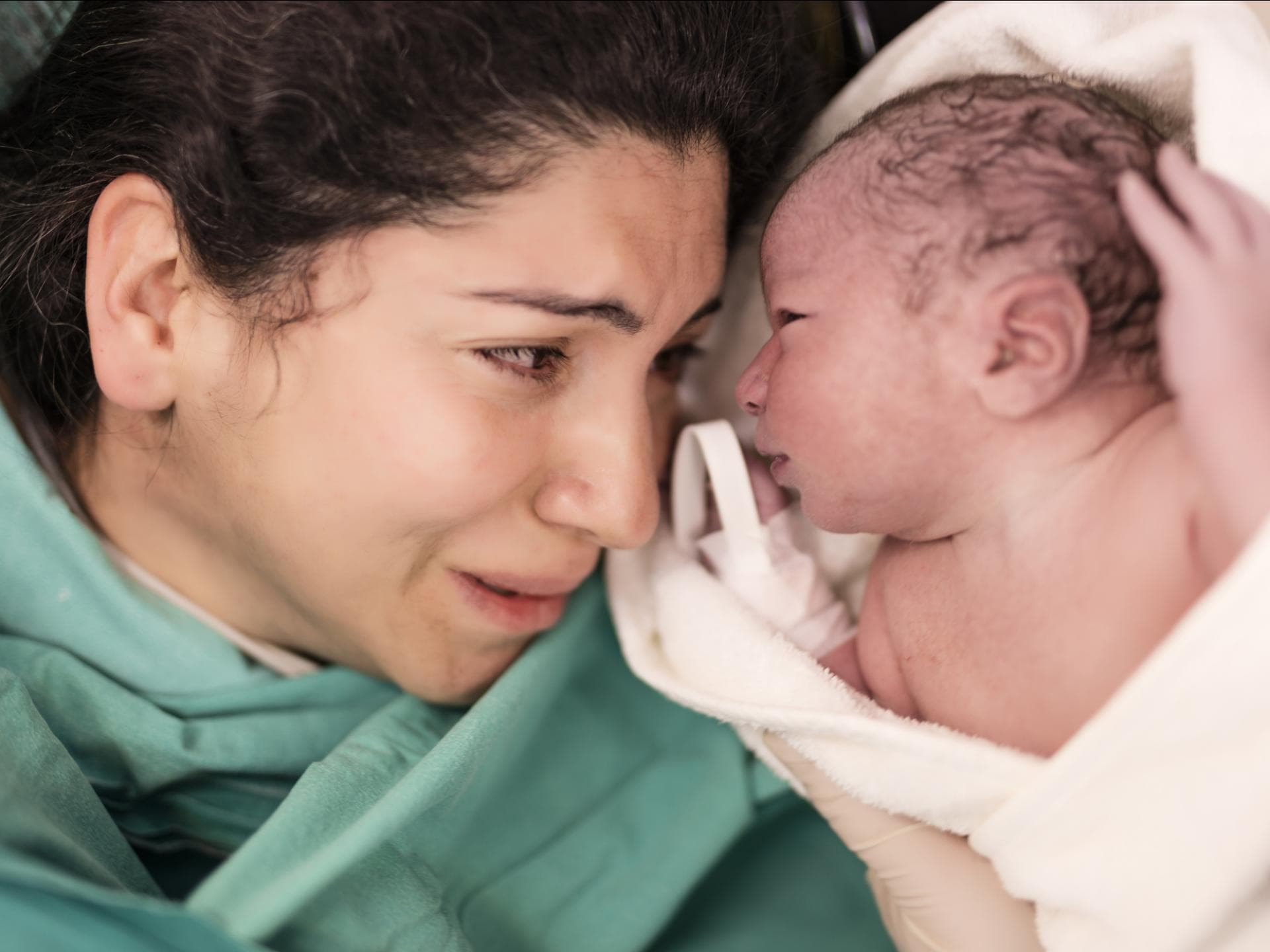 Geburtsverletzungen am Beckenboden werden oft vernachlässigt Eine Frau direkt nach der Geburt mit ihrem Baby