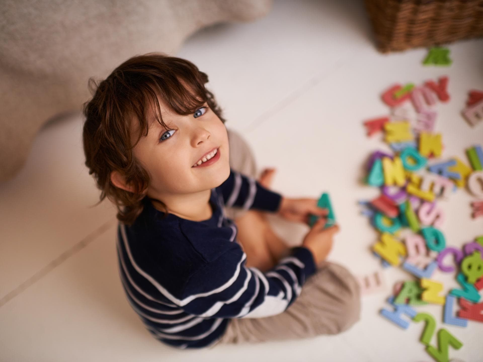 Kind spielt mit Buchstaben.