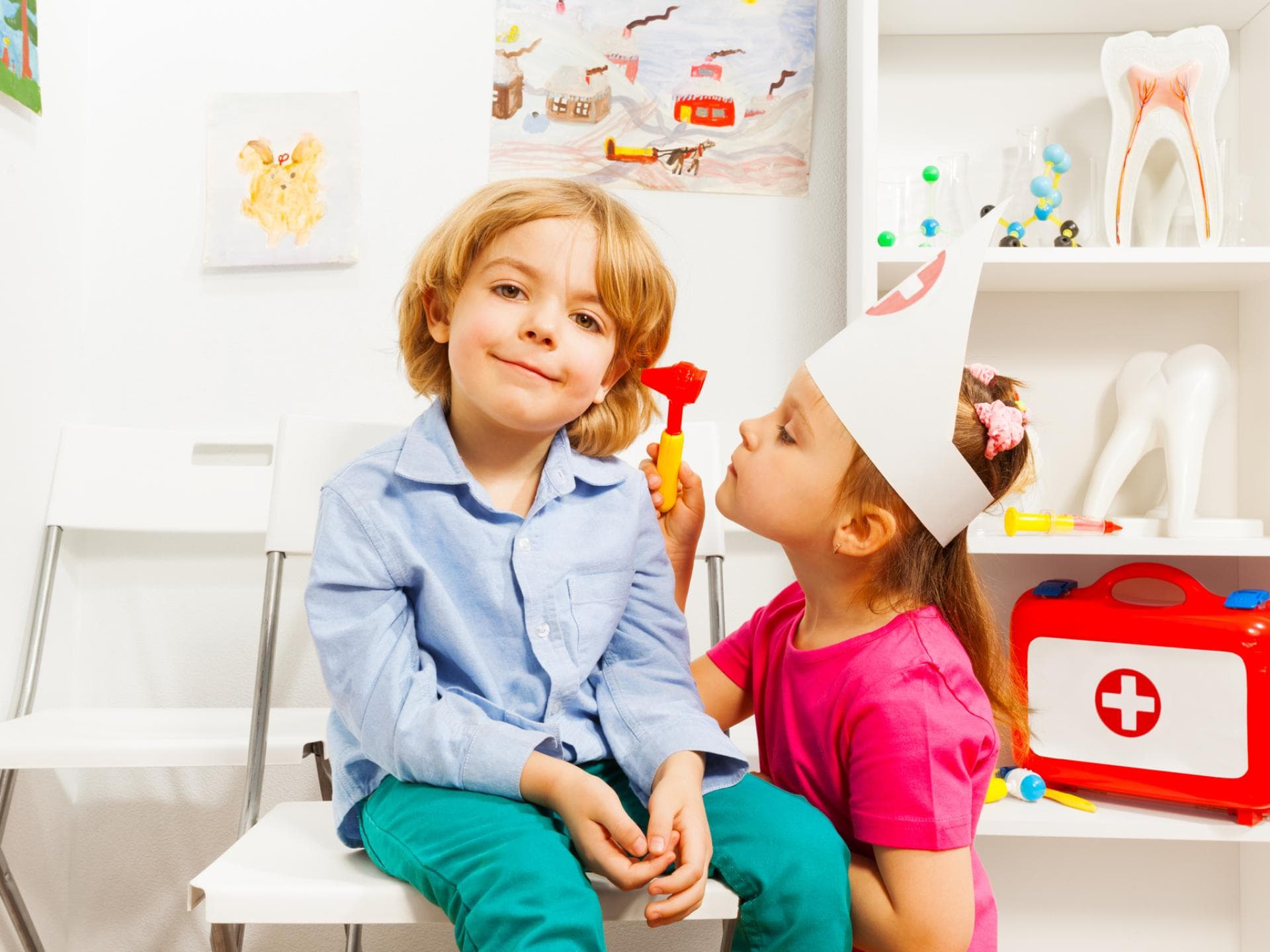 Doktorspiele unter Kindern Kind untersucht Kind