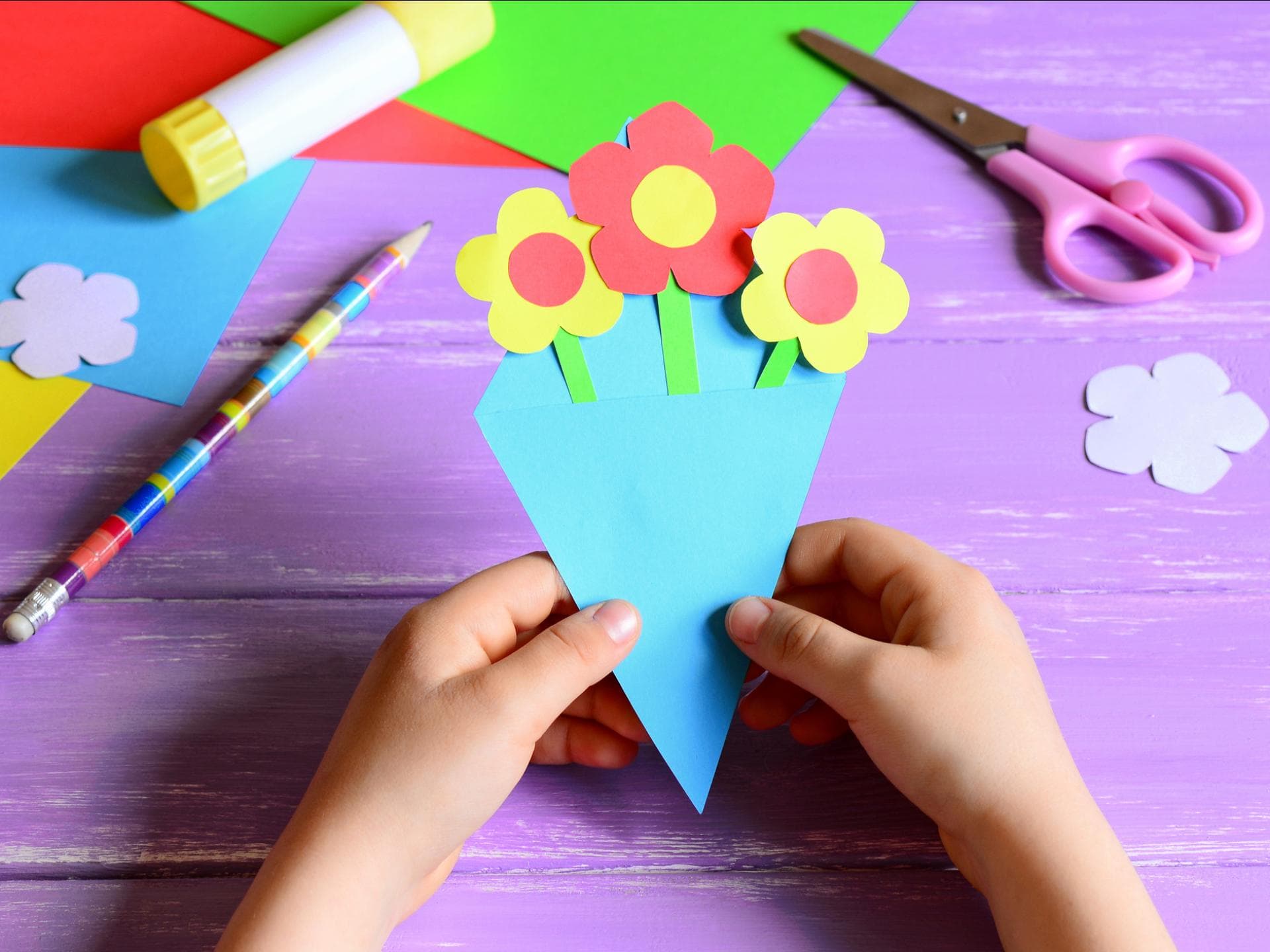Gebastelte Einladungskarte mit Blumen