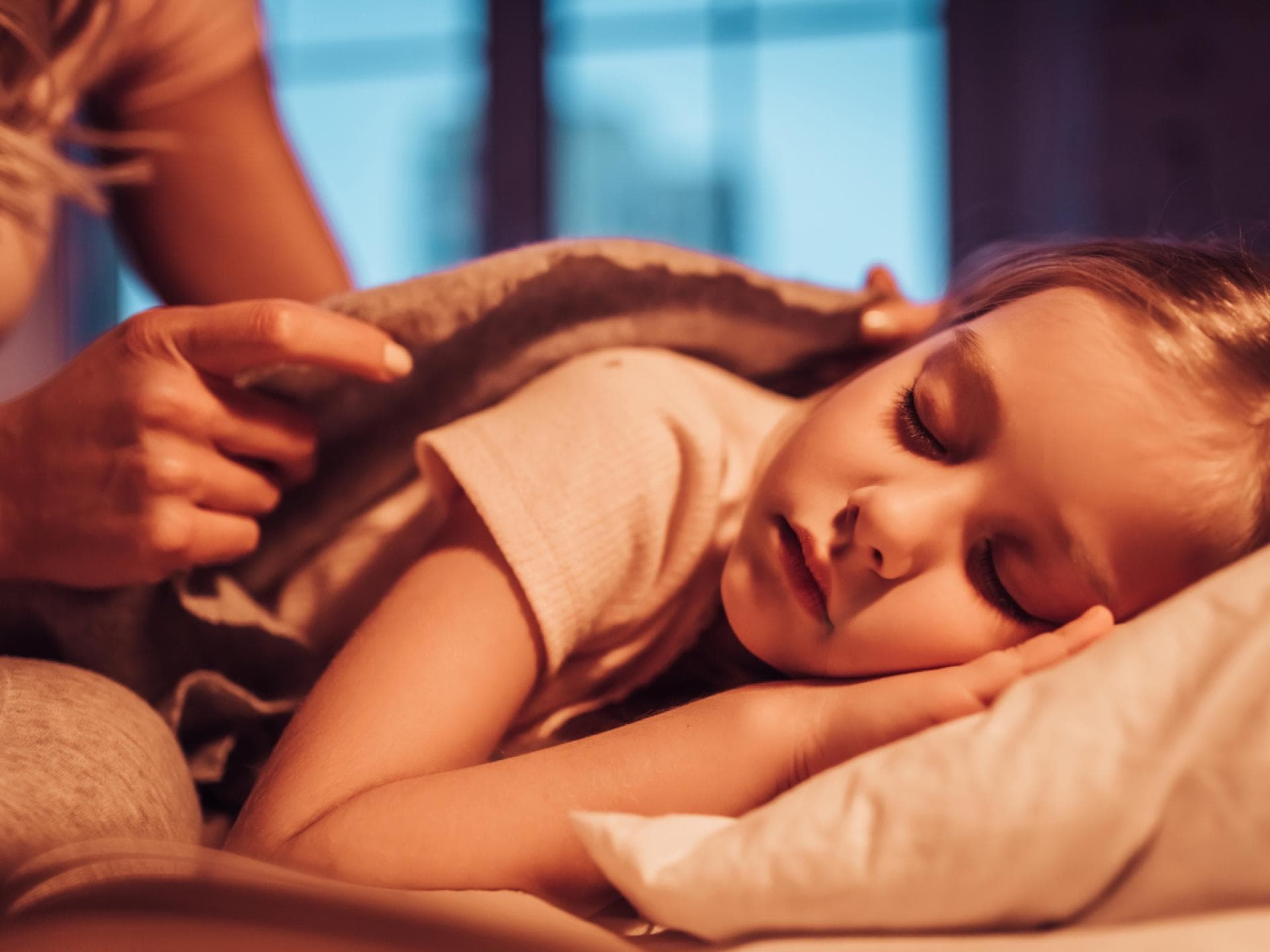 Mutter bringt ihre Tochter ins Bett Mutter bringt ihre Tochter ins Bett