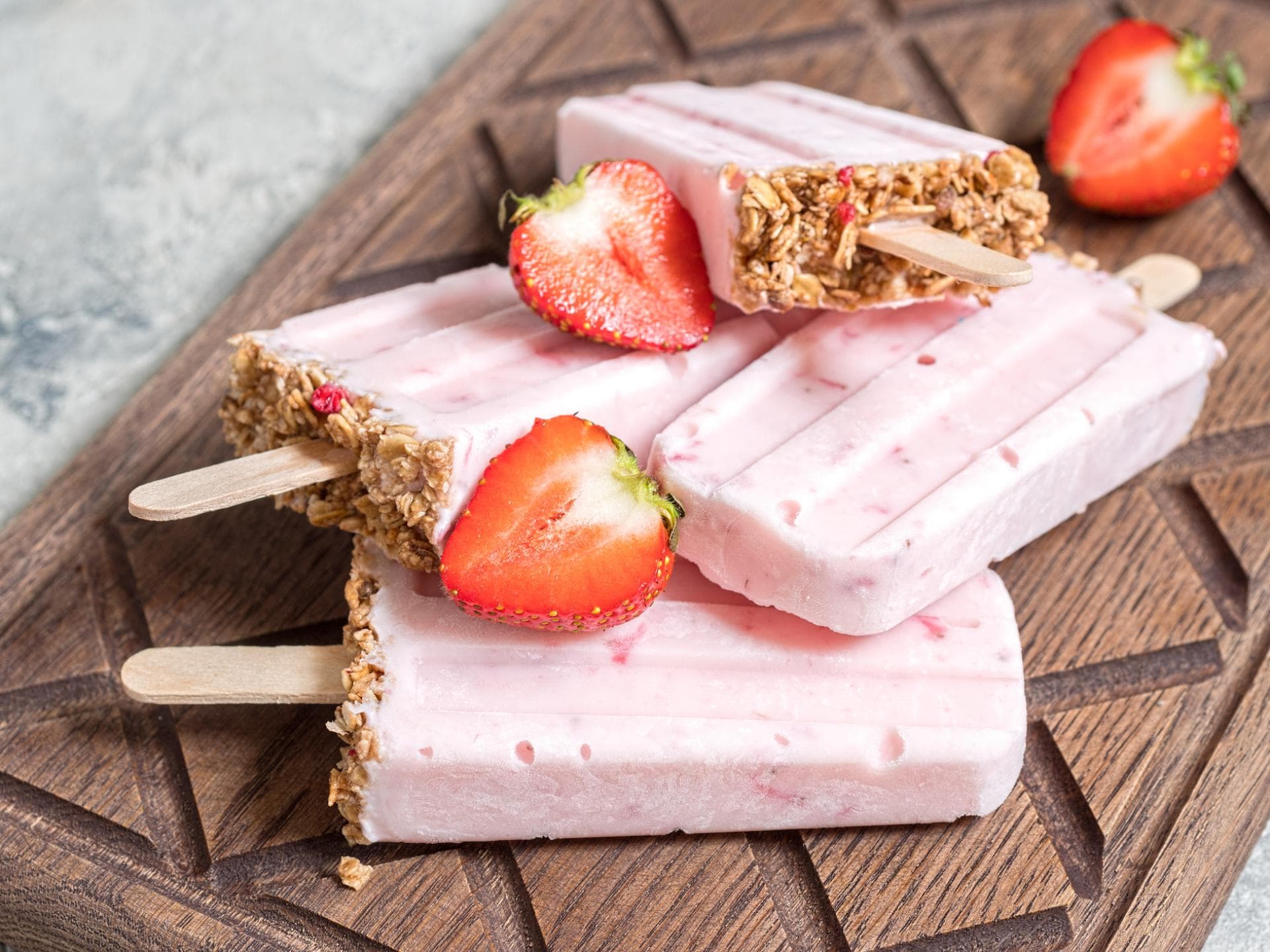 Erdbeereis mit Skyr und Müsli Erdbeereis mit Skyr und Müsli