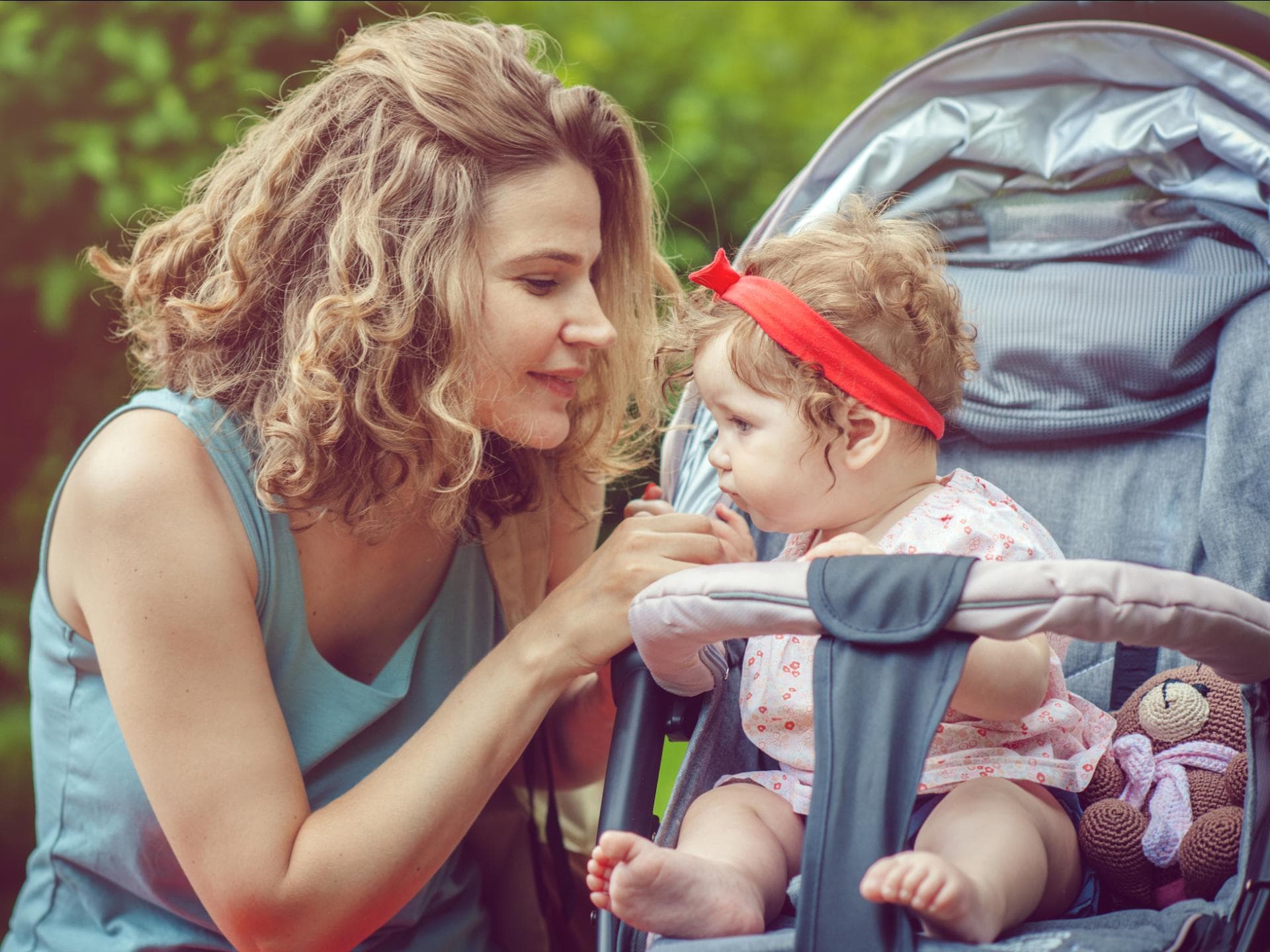 Eine Mama und ihr Baby im Buggy