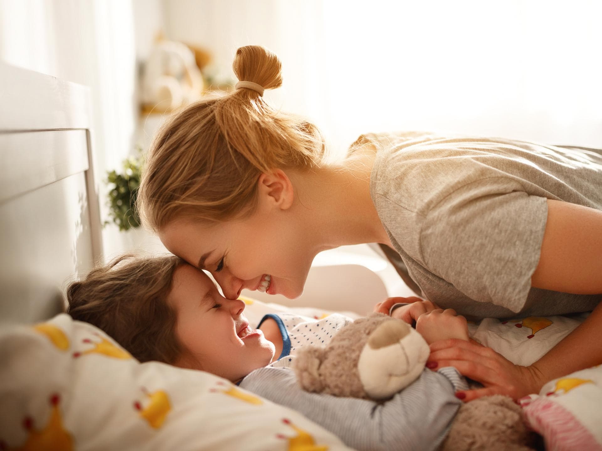 Mutter kuschelt mit Tochter