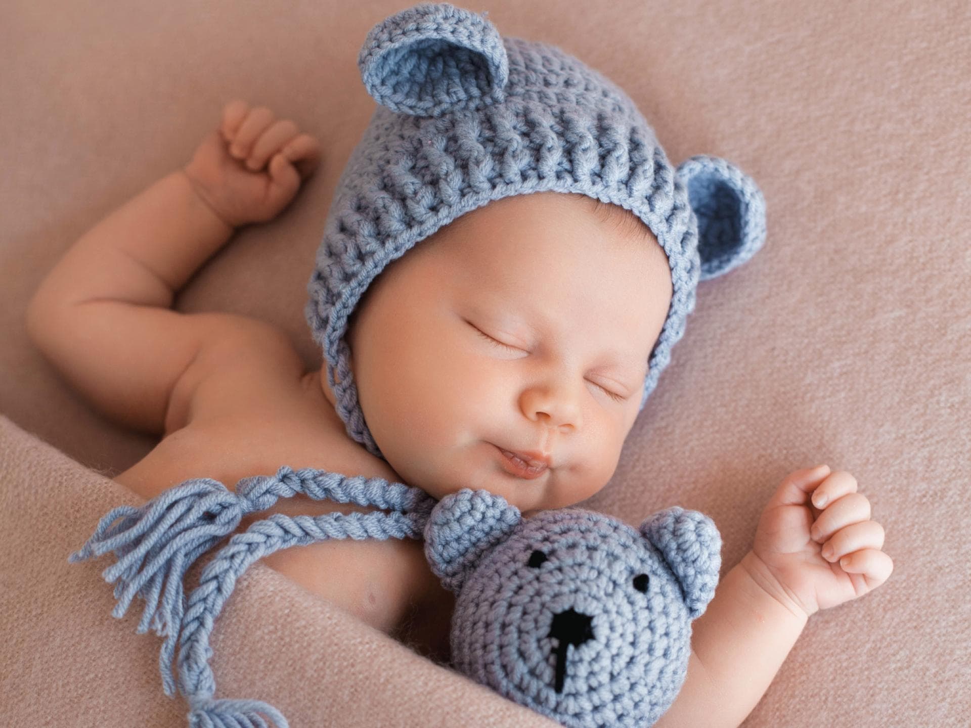 Kleiner Junge schläft mit seinem Teddy im Bett Kleiner Junge schläft mit seinem Teddy im Bett