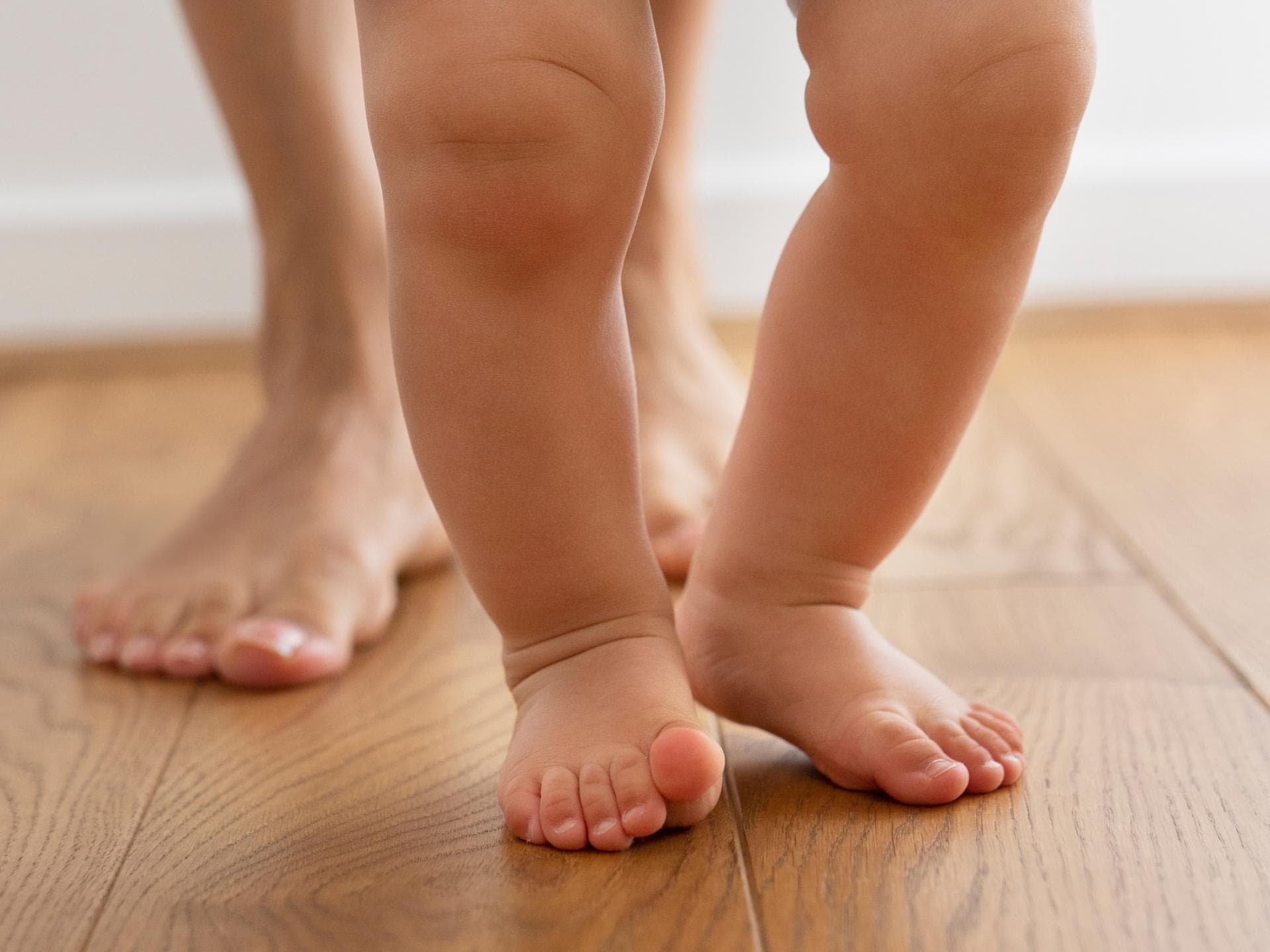 Babys richtige Fußstellung ist beim Laufenlernen wichtig Babys richtige Fußstellung ist beim Laufenlernen wichtig