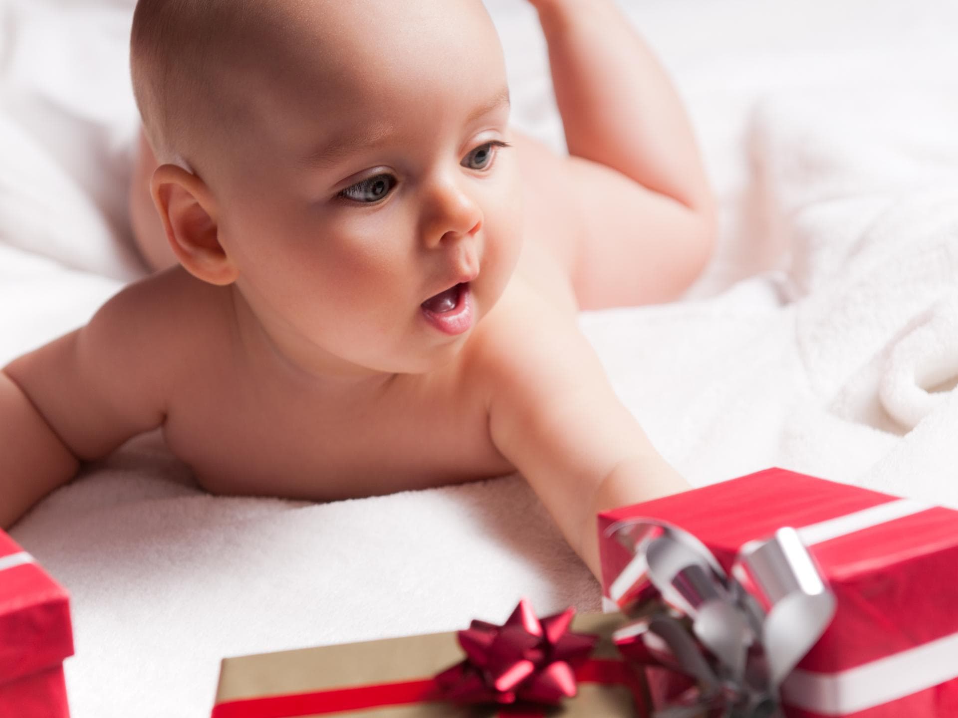 Baby freut sich sichtlich über Geschenke