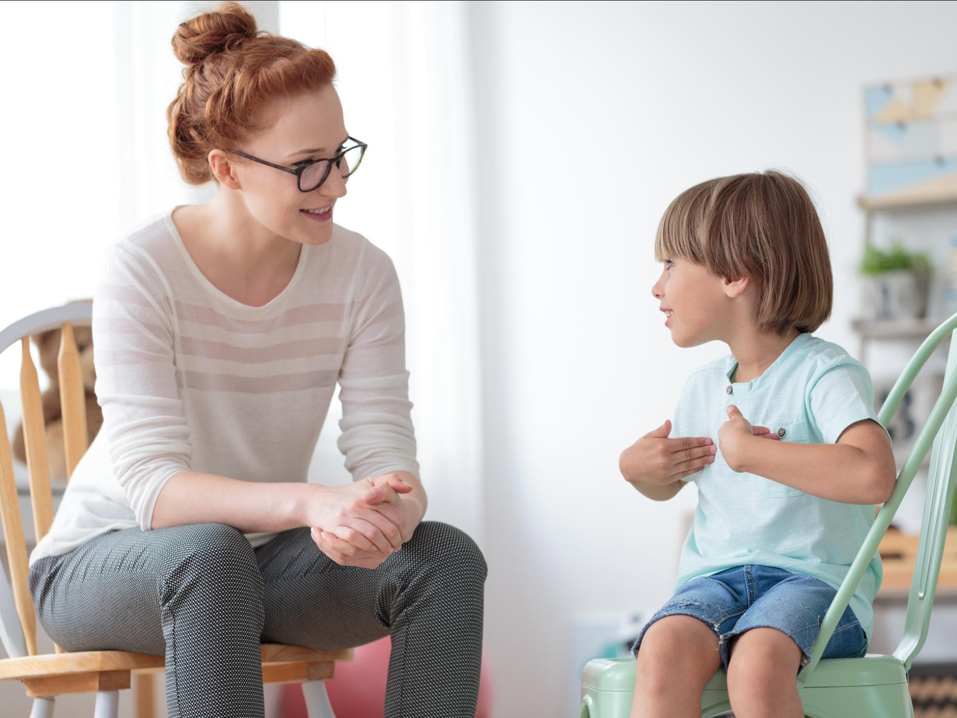Ein Junge diskutiert mit seiner Mutter. Ein Junge diskutiert mit seiner Mutter.