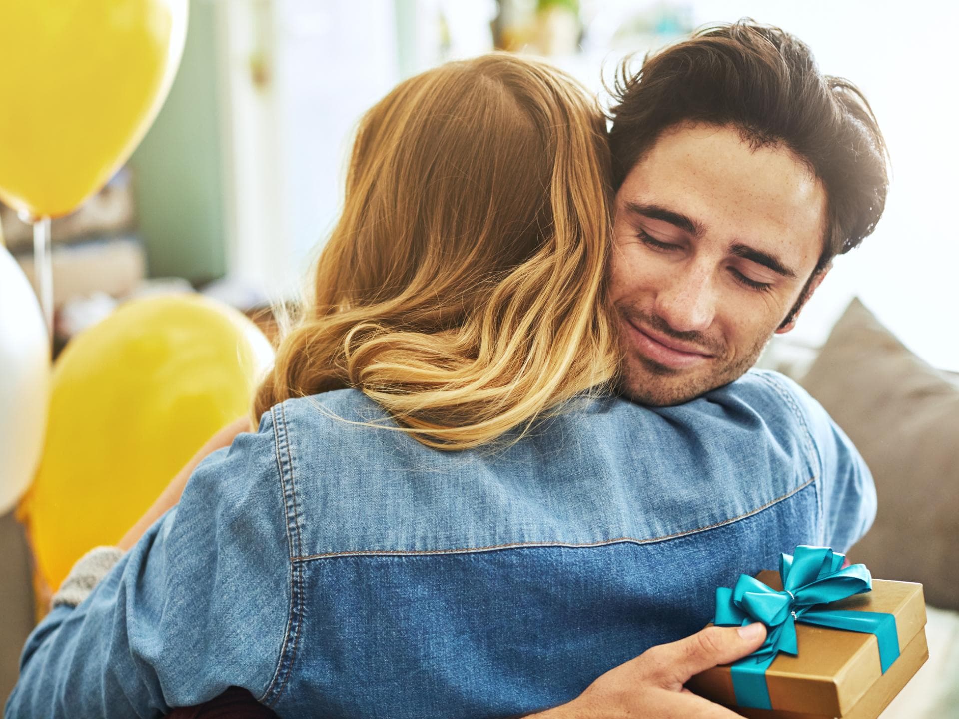 Papa freut sich über Geschenk zur Geburt