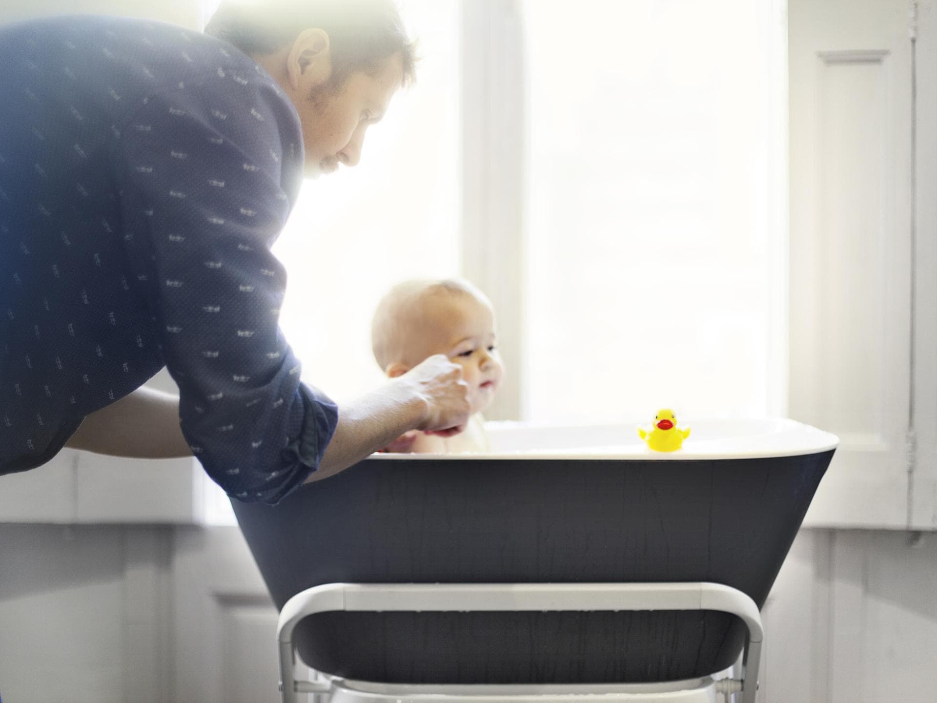 Eine Babywanne mit Gestell ist rückenschonend für Eltern