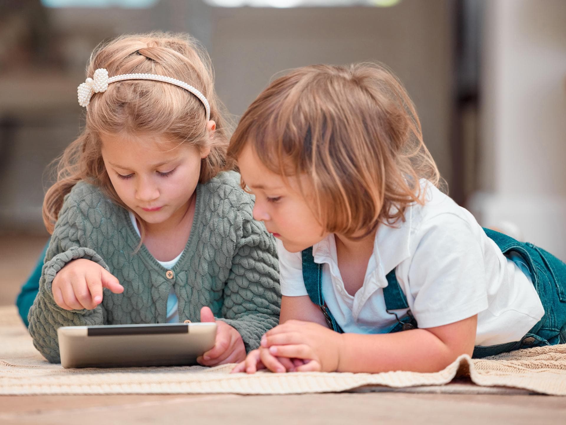 Zwei Mädchen lernen mit dem Tablet
