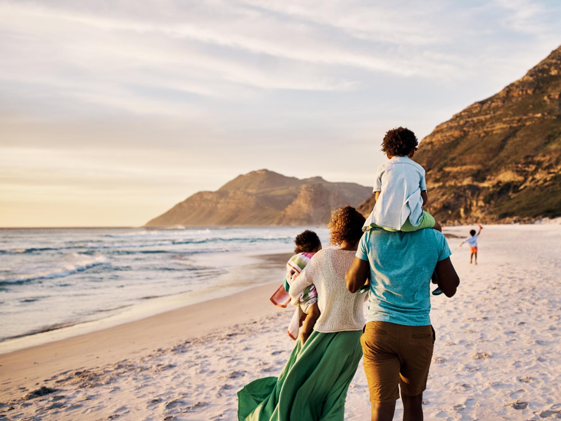 Familie geht an Afrikas Küste spazieren