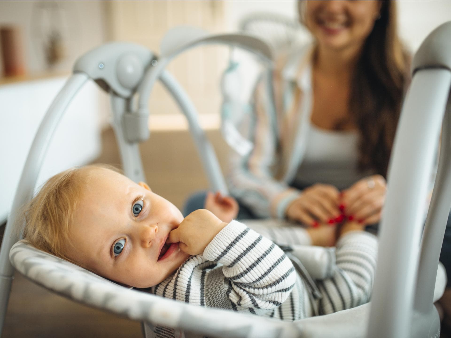 Baby liegt in Babywippe Baby liegt in Babywippe