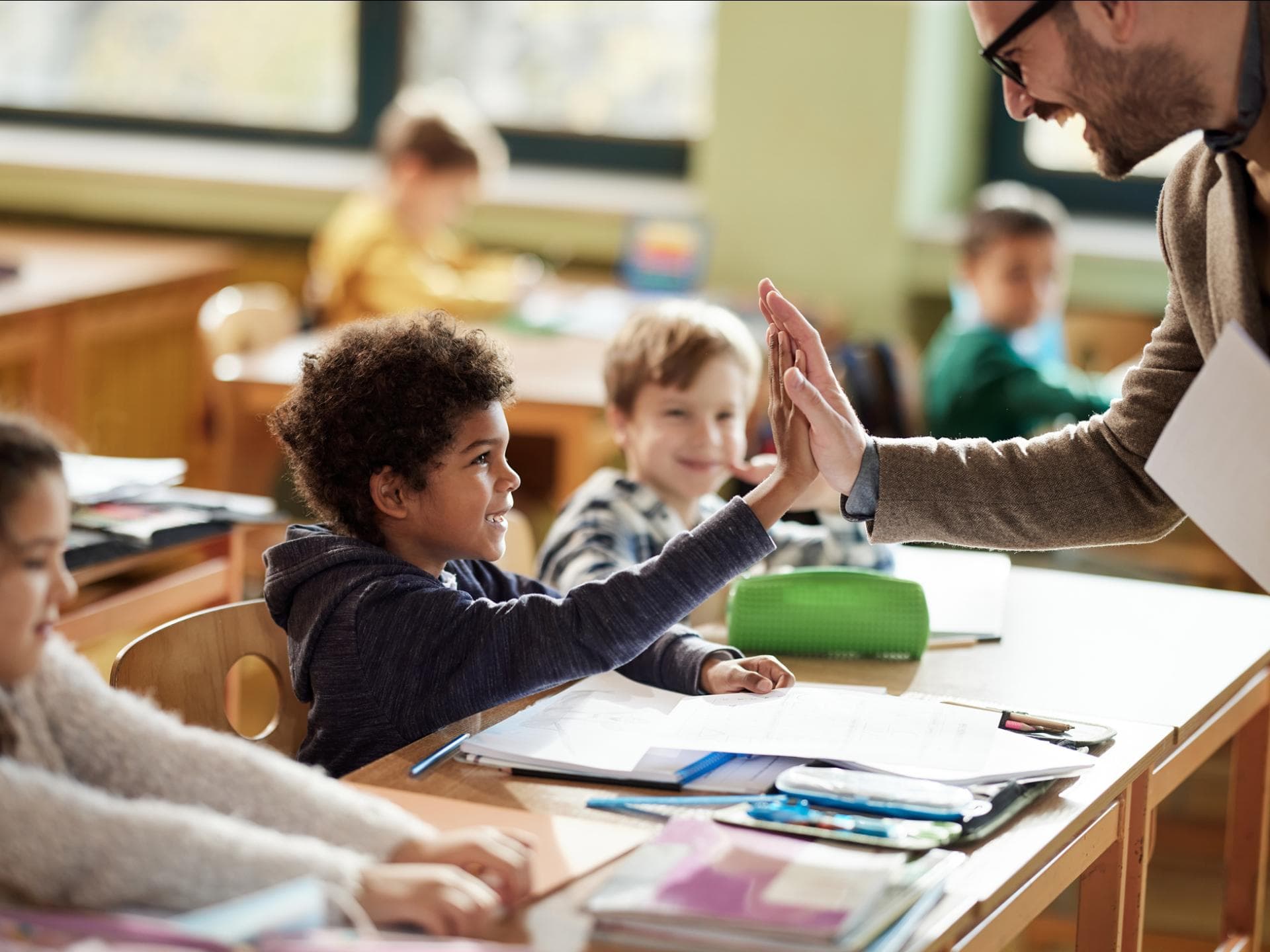 Lehrer schlägt mit einem Schüler ein Lehrer schlägt mit einem Schüler ein