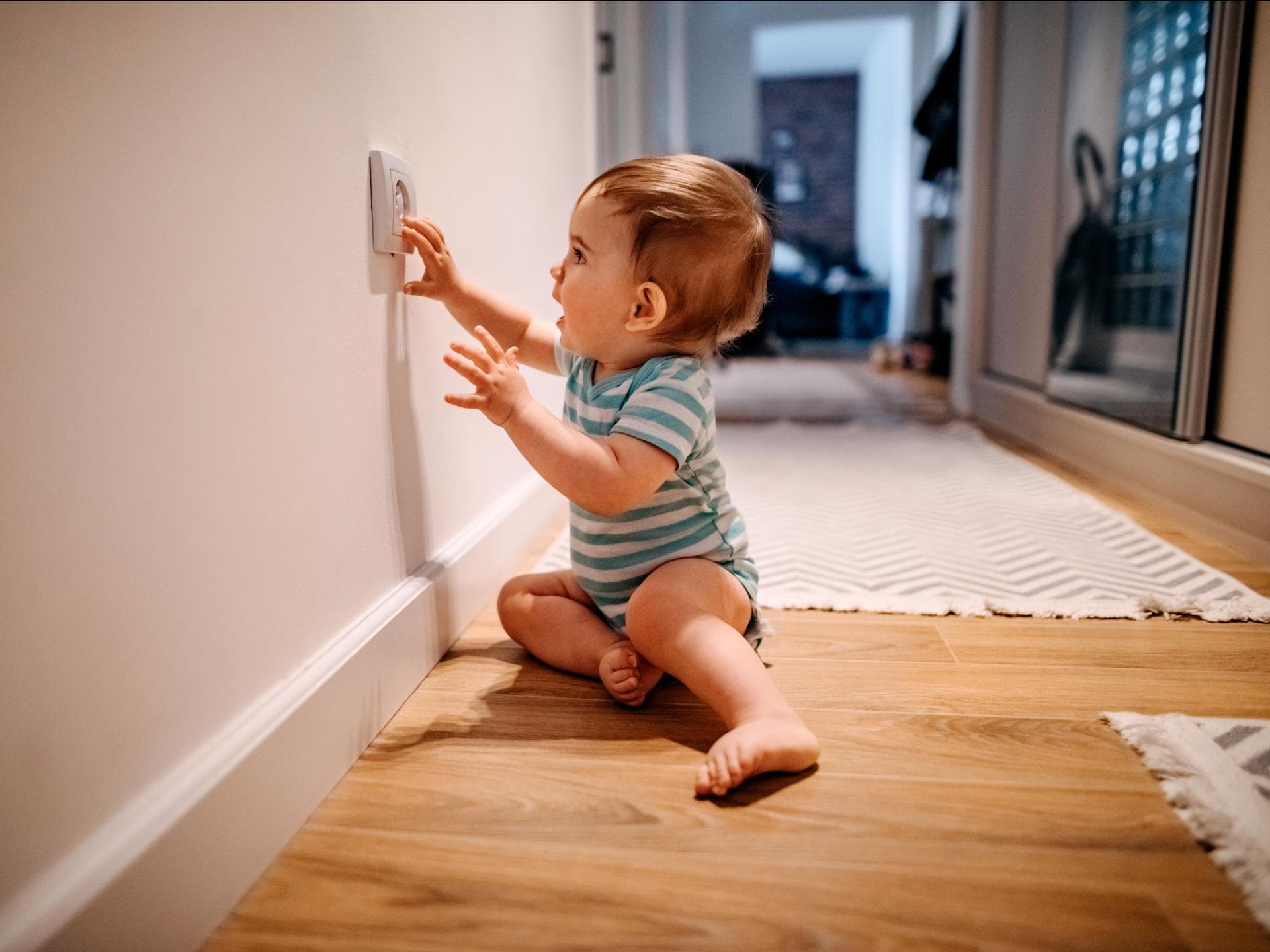 Baby fasst in die gesicherte Steckdose Baby fasst in die gesicherte Steckdose