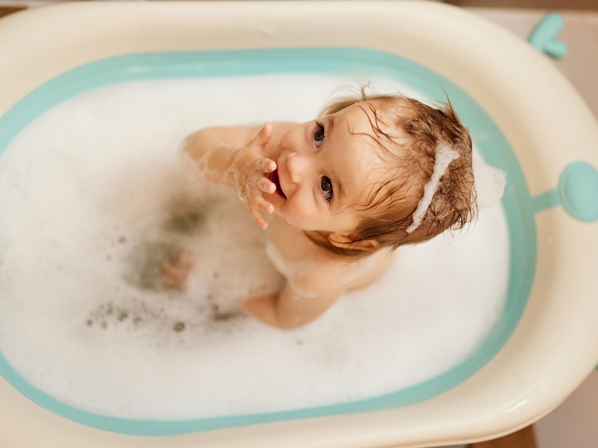 Baby badet in Babywanne Baby badet in Babywanne