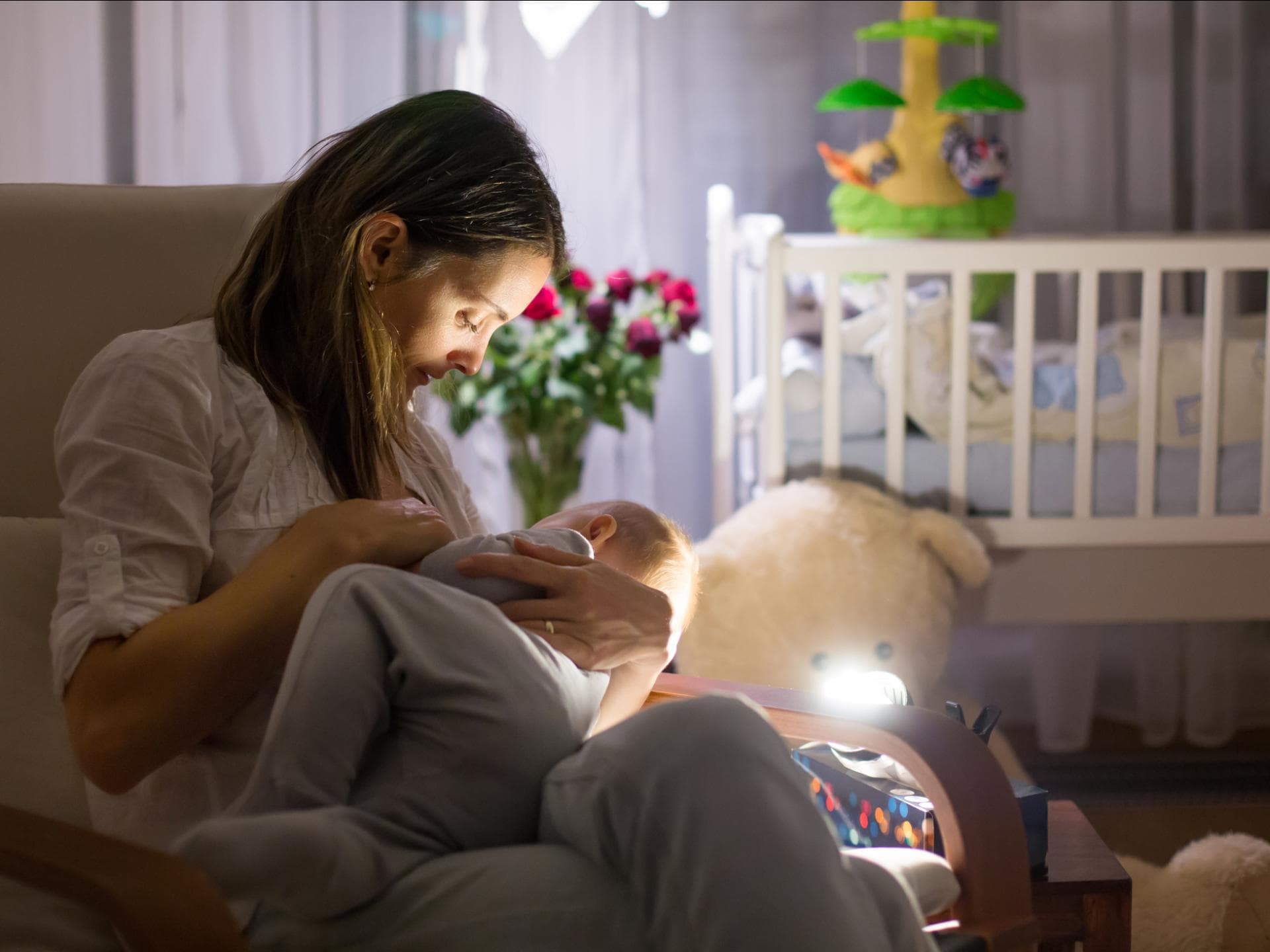 Mama mit Baby nutzt Stilllicht