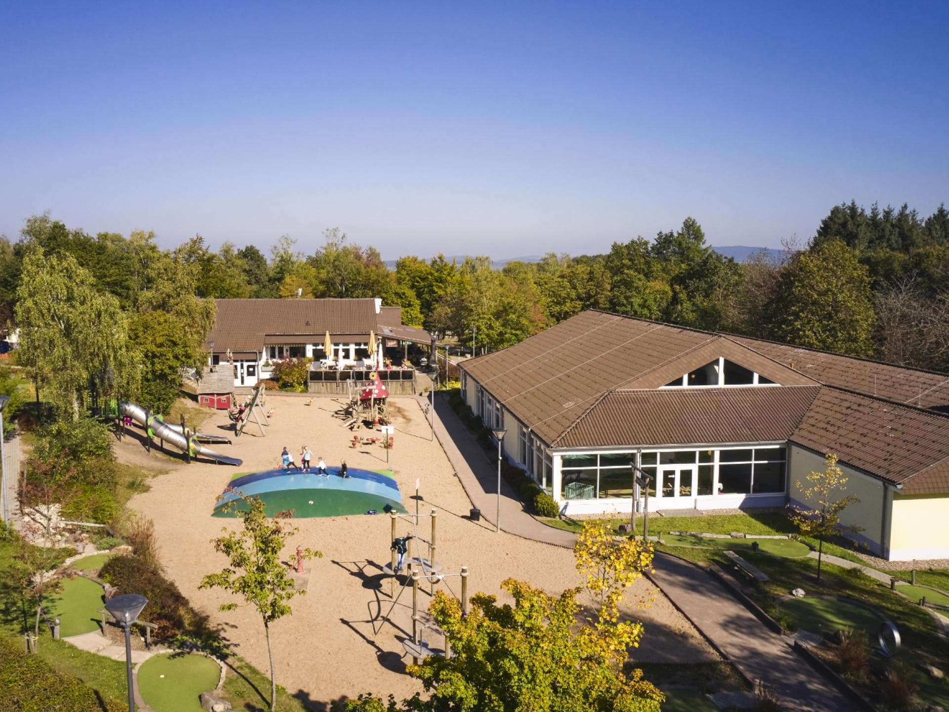 Schwimmhalle, Restaurant und Spielplatz im Landal Ferienpark Warsberg Schwimmhalle, Restaurant und Spielplatz im Landal Ferienpark Warsberg